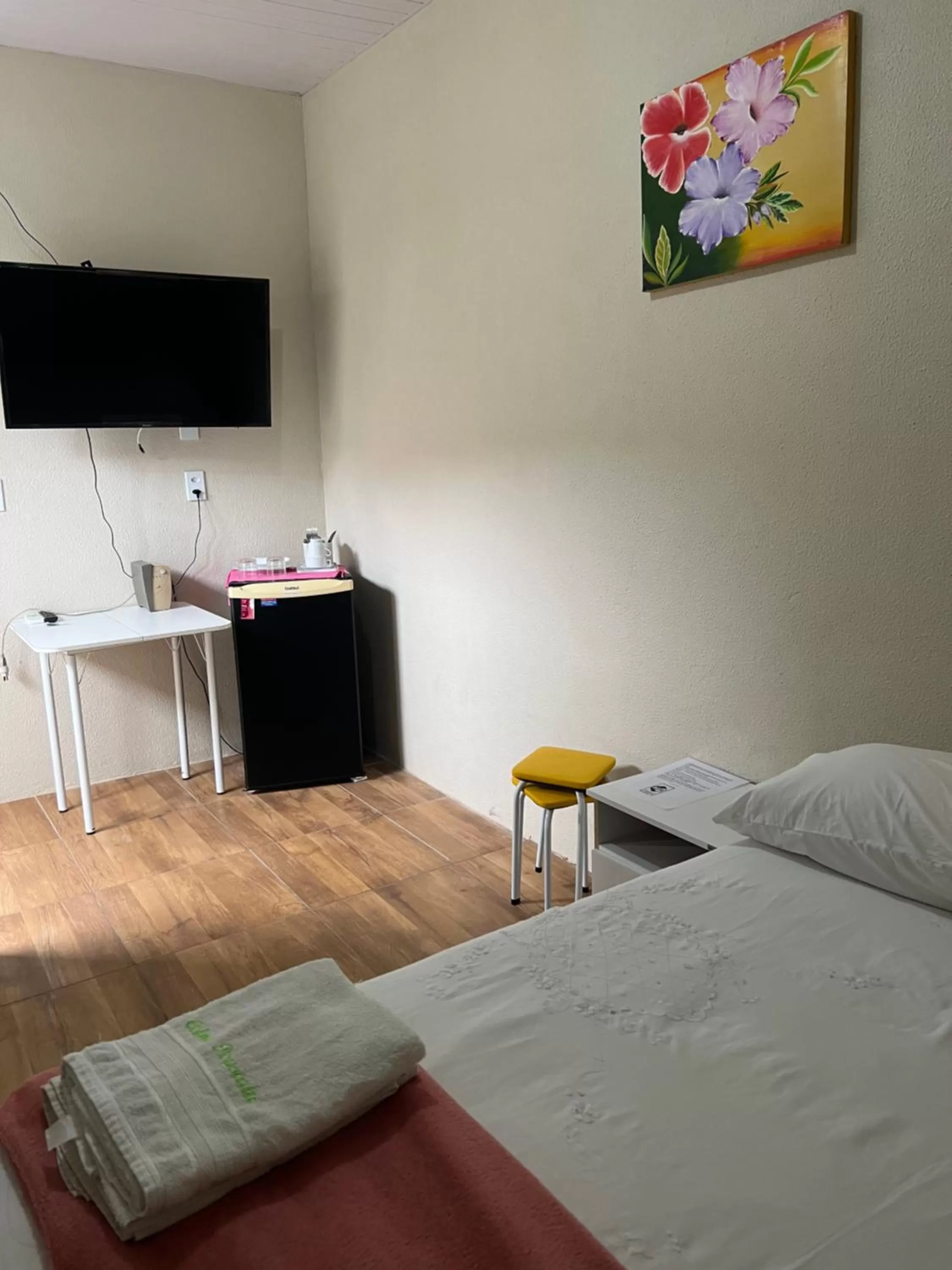 Bed, TV/Entertainment Center in Pousada Hostal Iracema