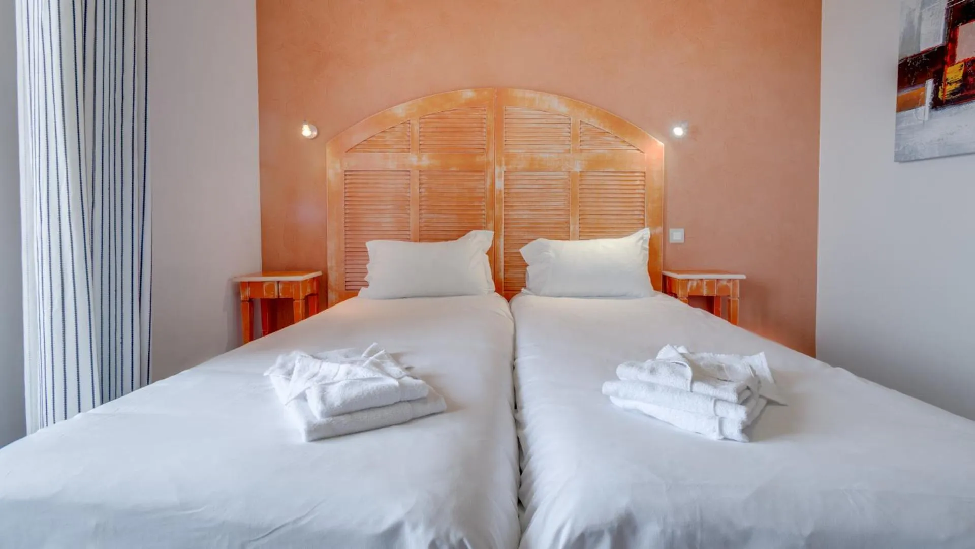 Photo of the whole room, Bed in Vacancéole – Le Domaine de Camiole