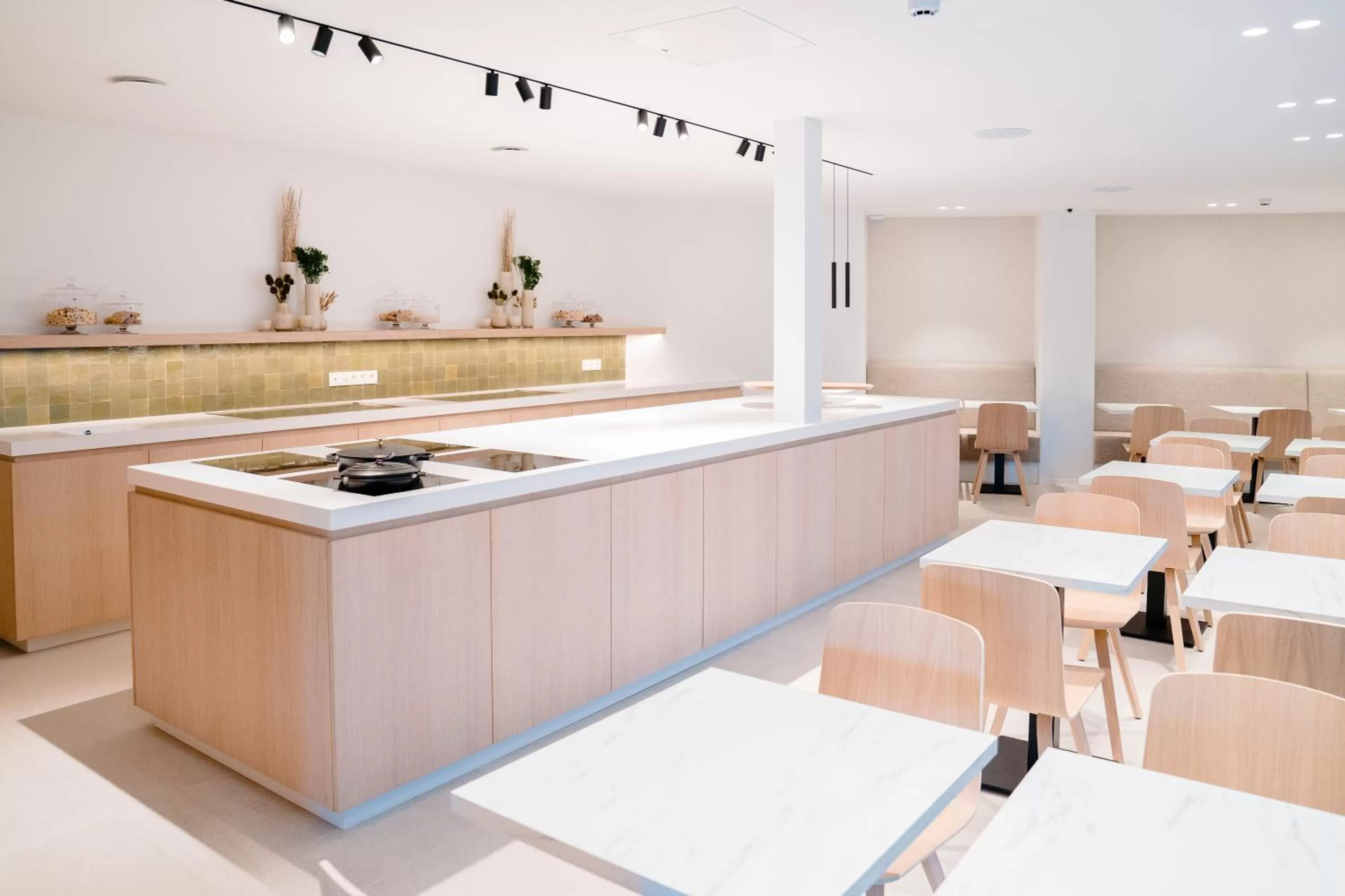 Restaurant/places to eat, Kitchen/Kitchenette in Hotel du Bassin