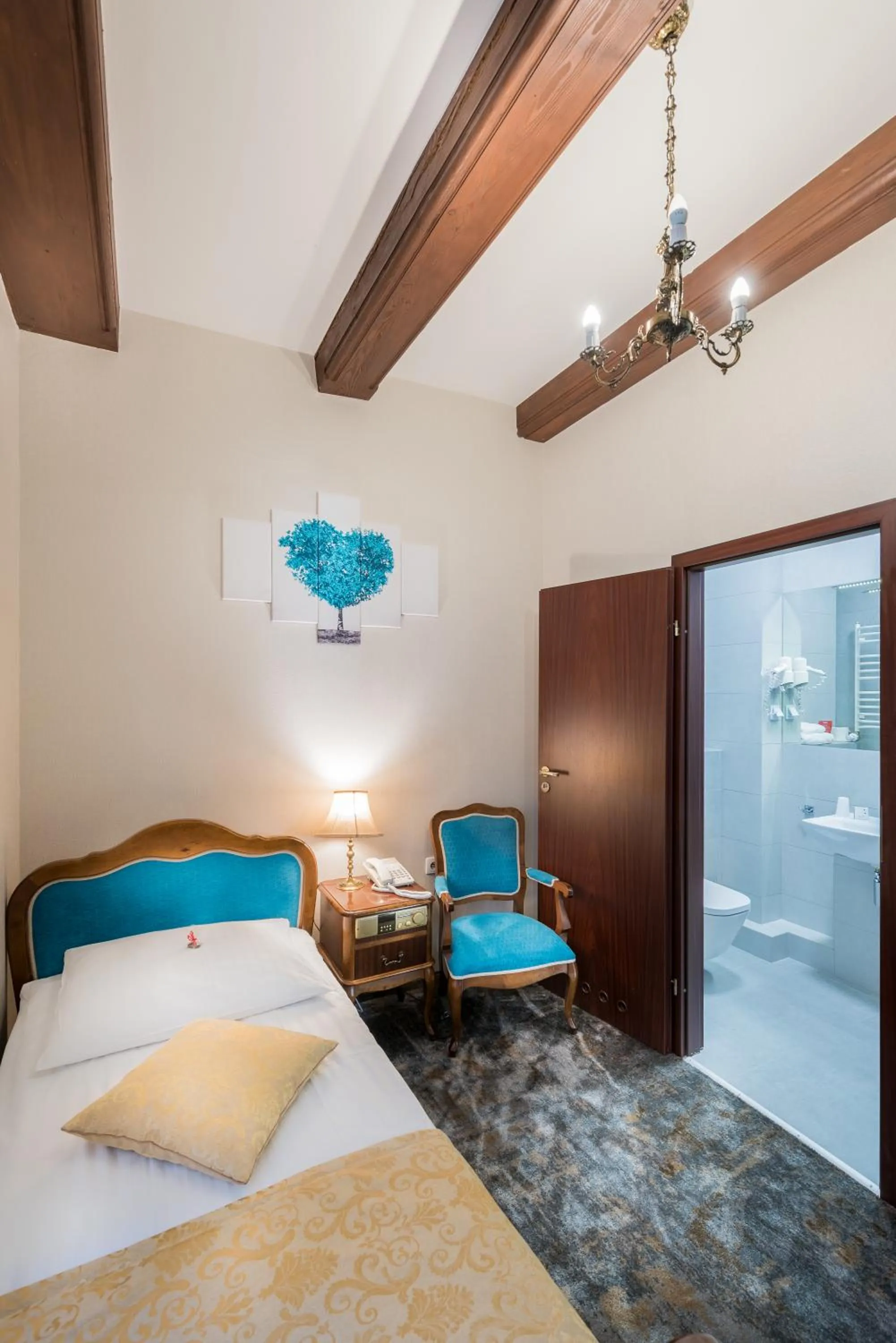 Photo of the whole room, Bed in Gotyk