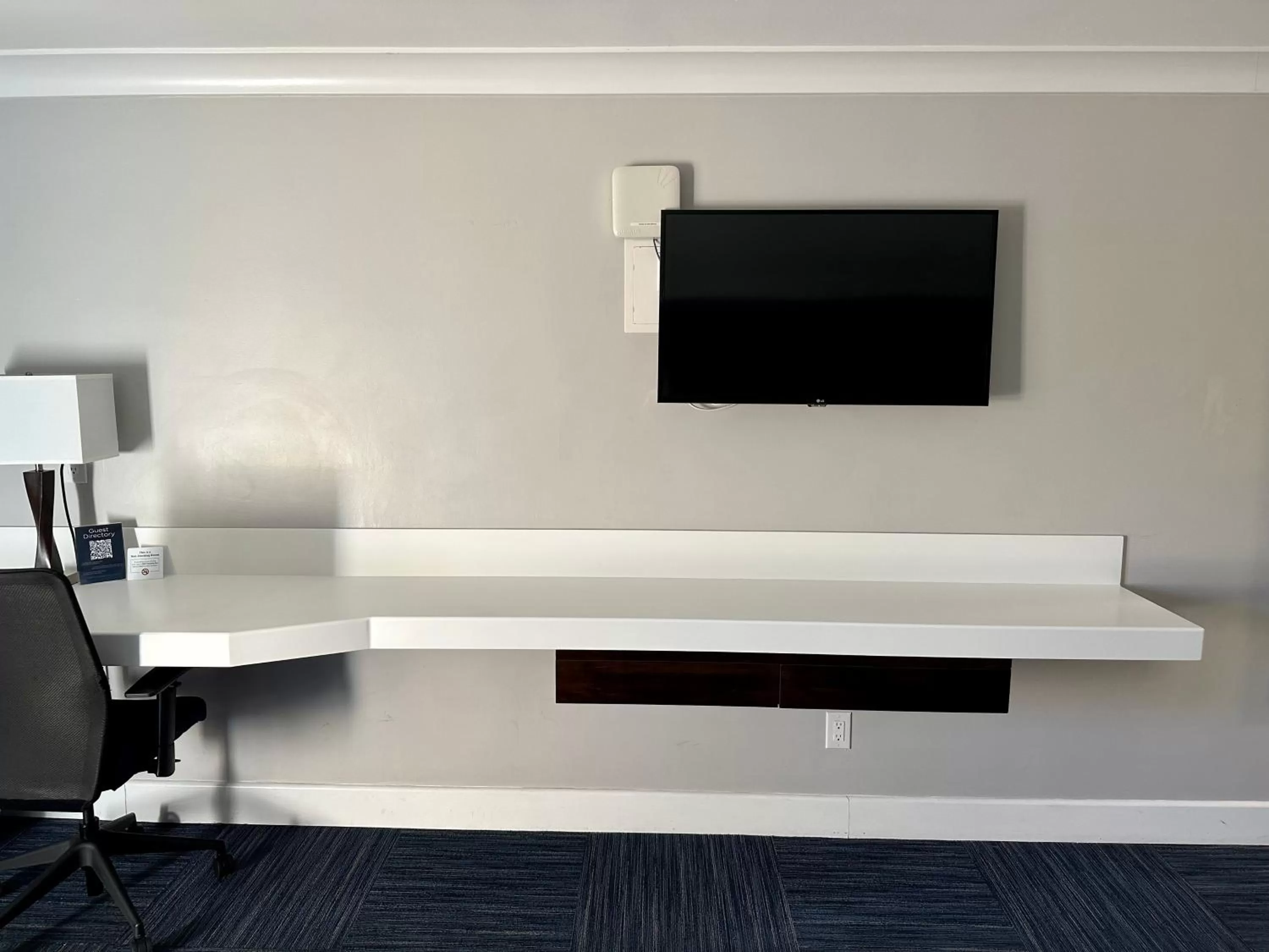 TV and multimedia in The Pacific Inn