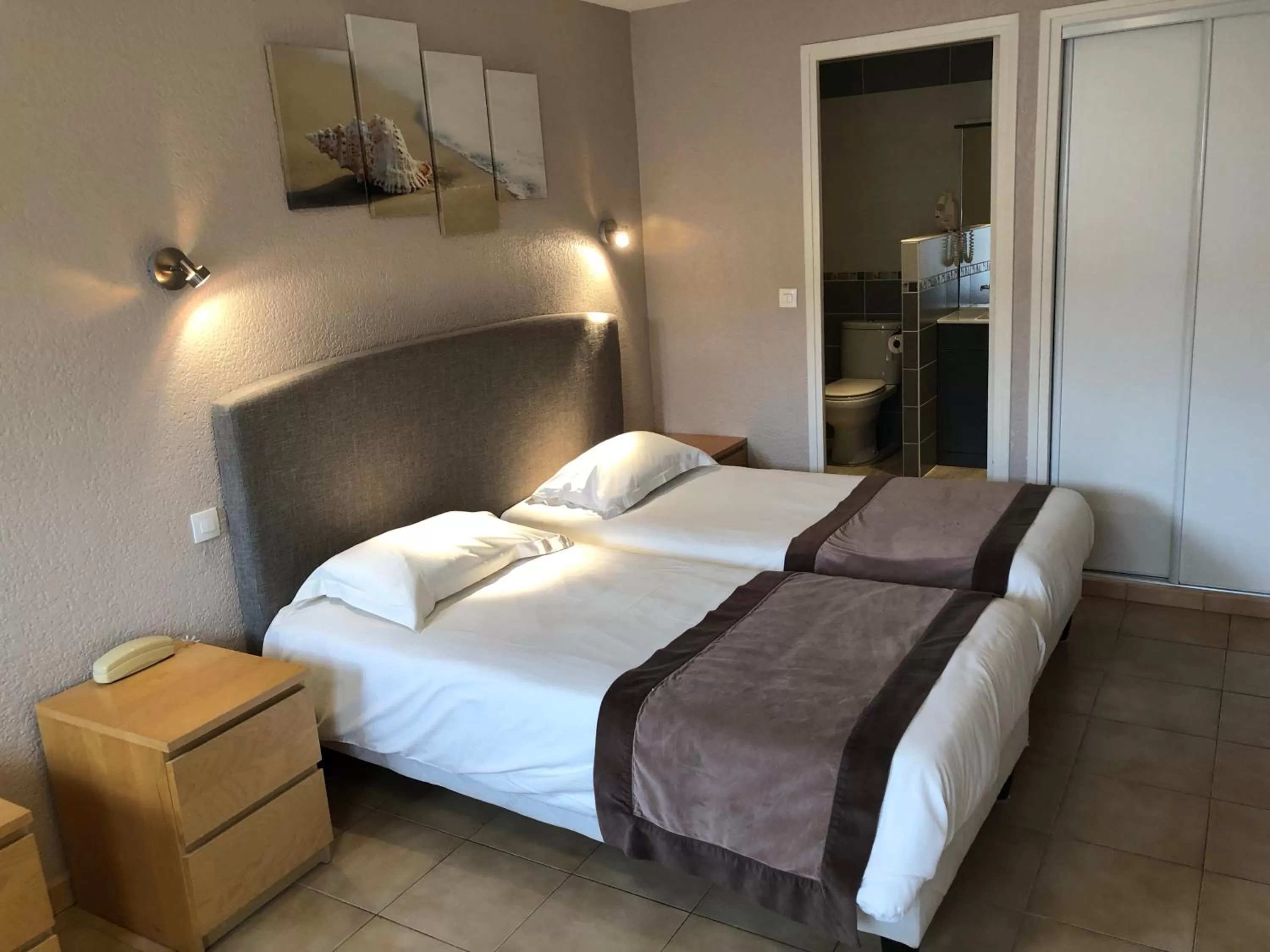 Bed in Logis Hotel Restaurant le Mirador