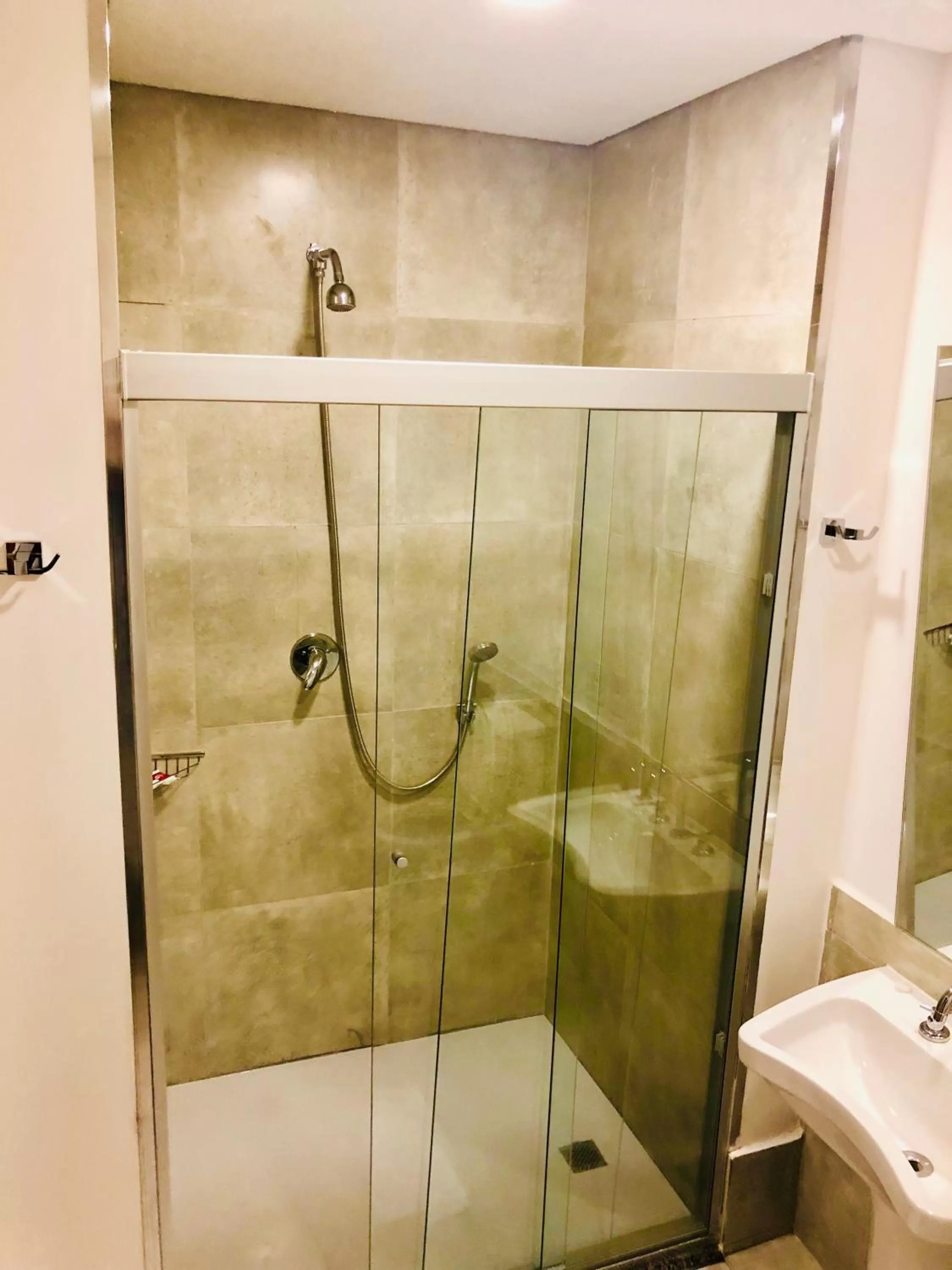 Shower in Lummina Mogi