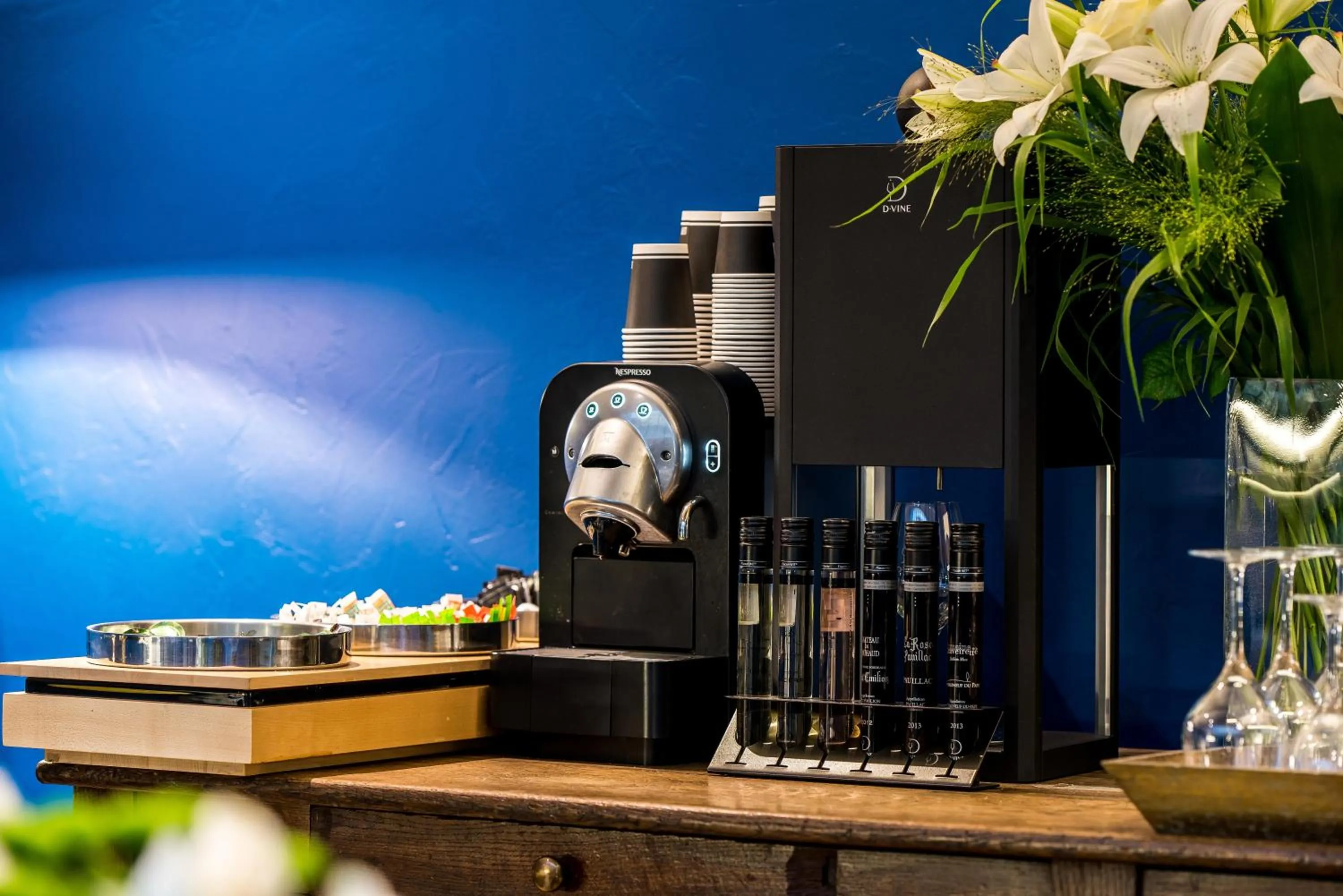 Lounge or bar in Hôtel Jardin Le Bréa