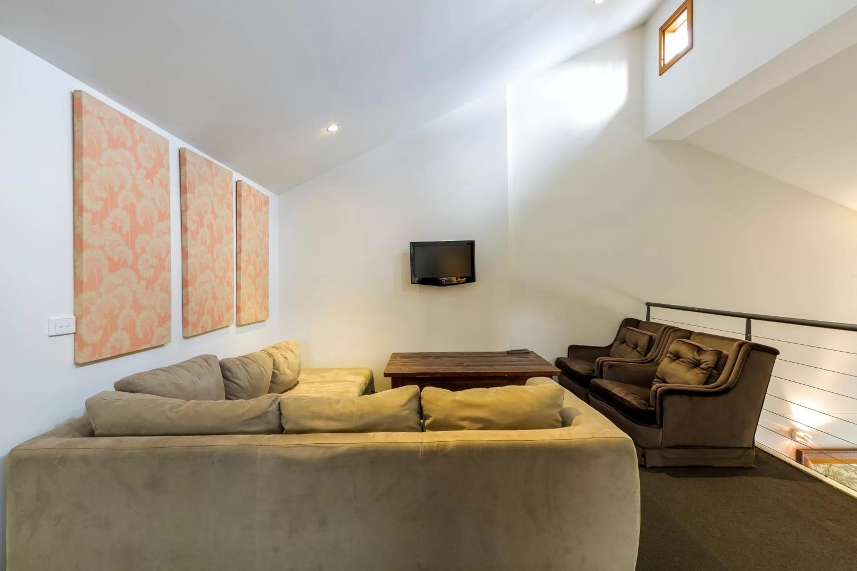 Living room in Alpine Woodsmoke Apartments