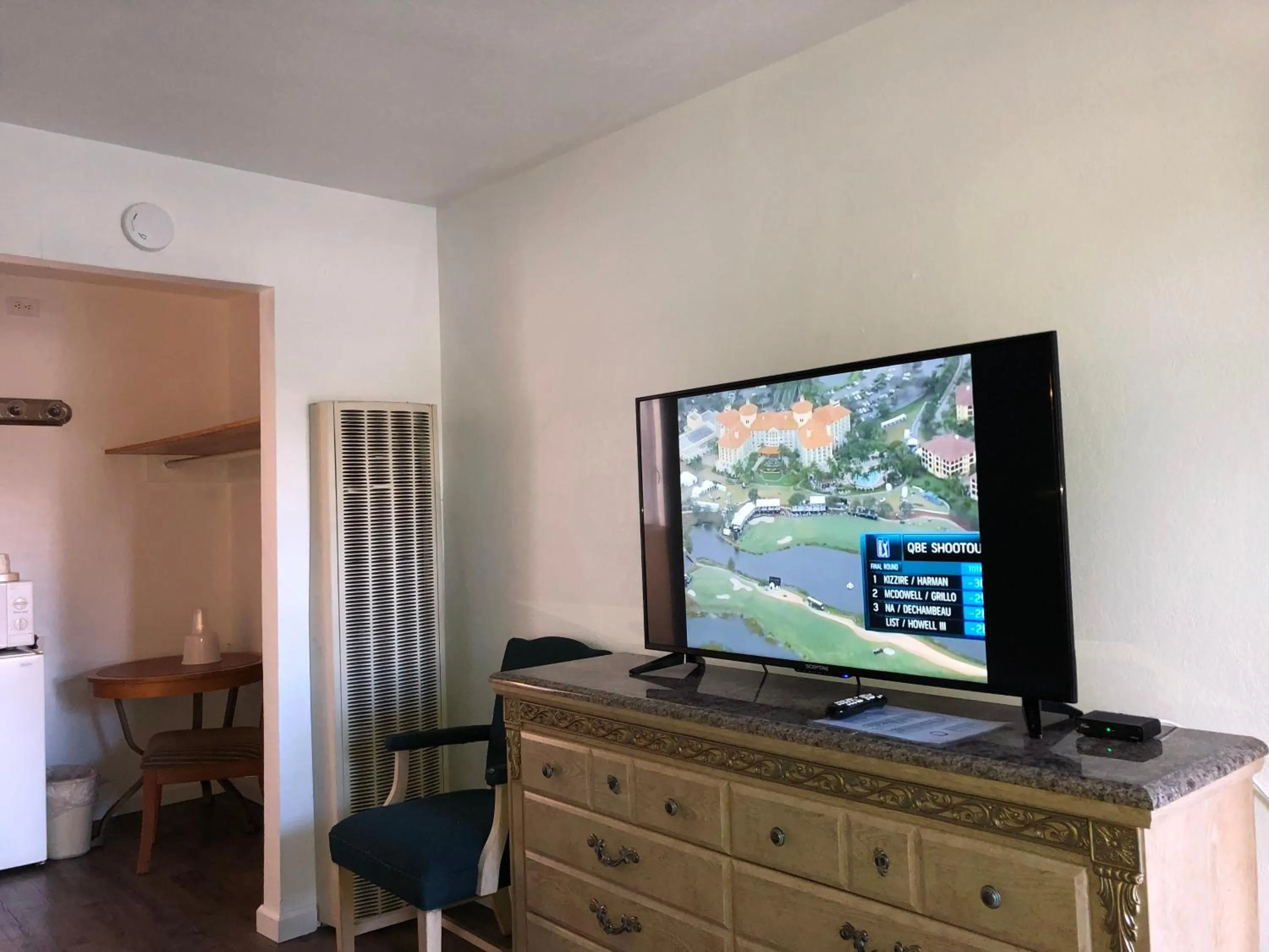 TV and multimedia in Cedar Inn & Suites