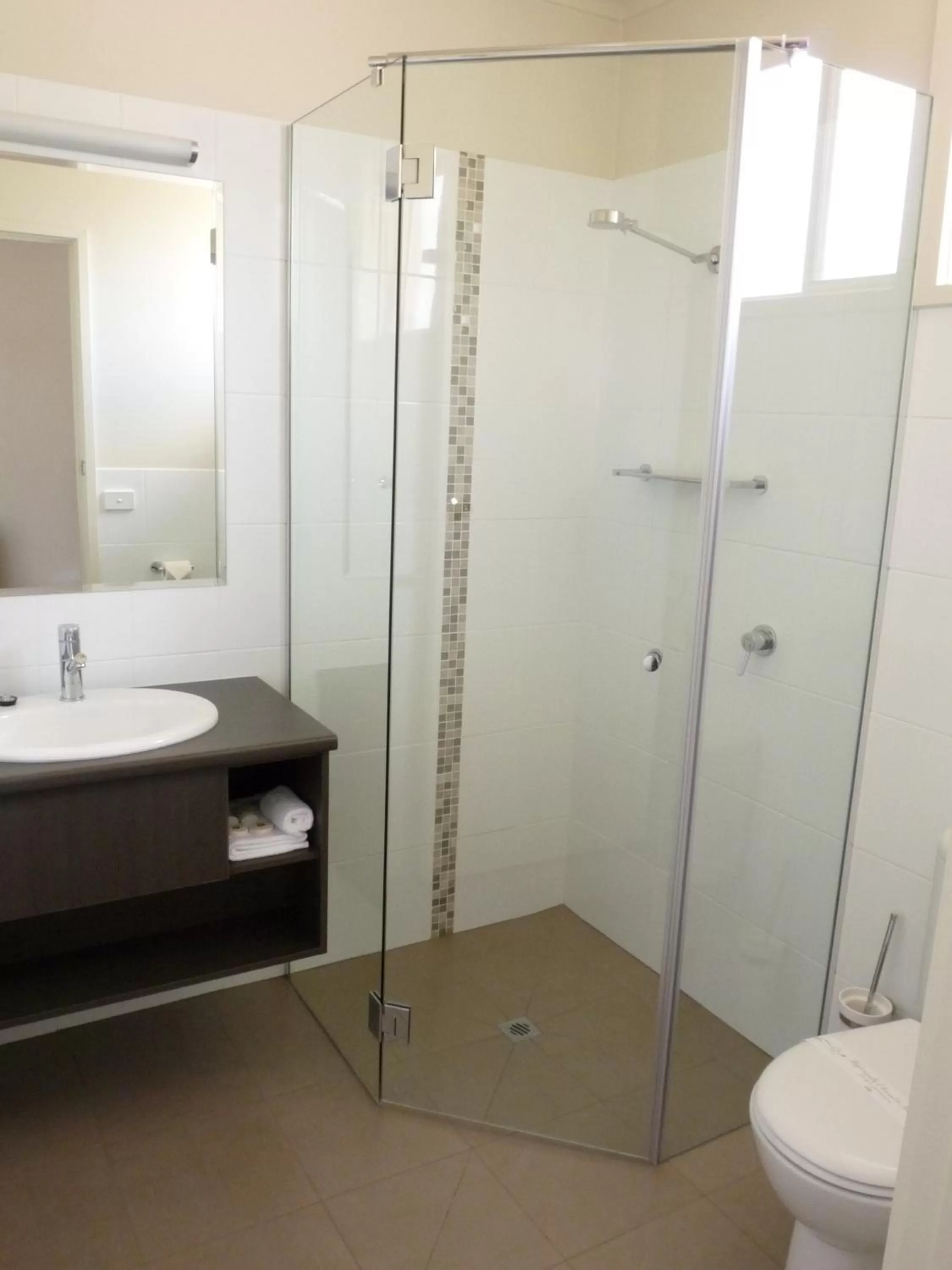 Shower in Loddon River Motel Kerang