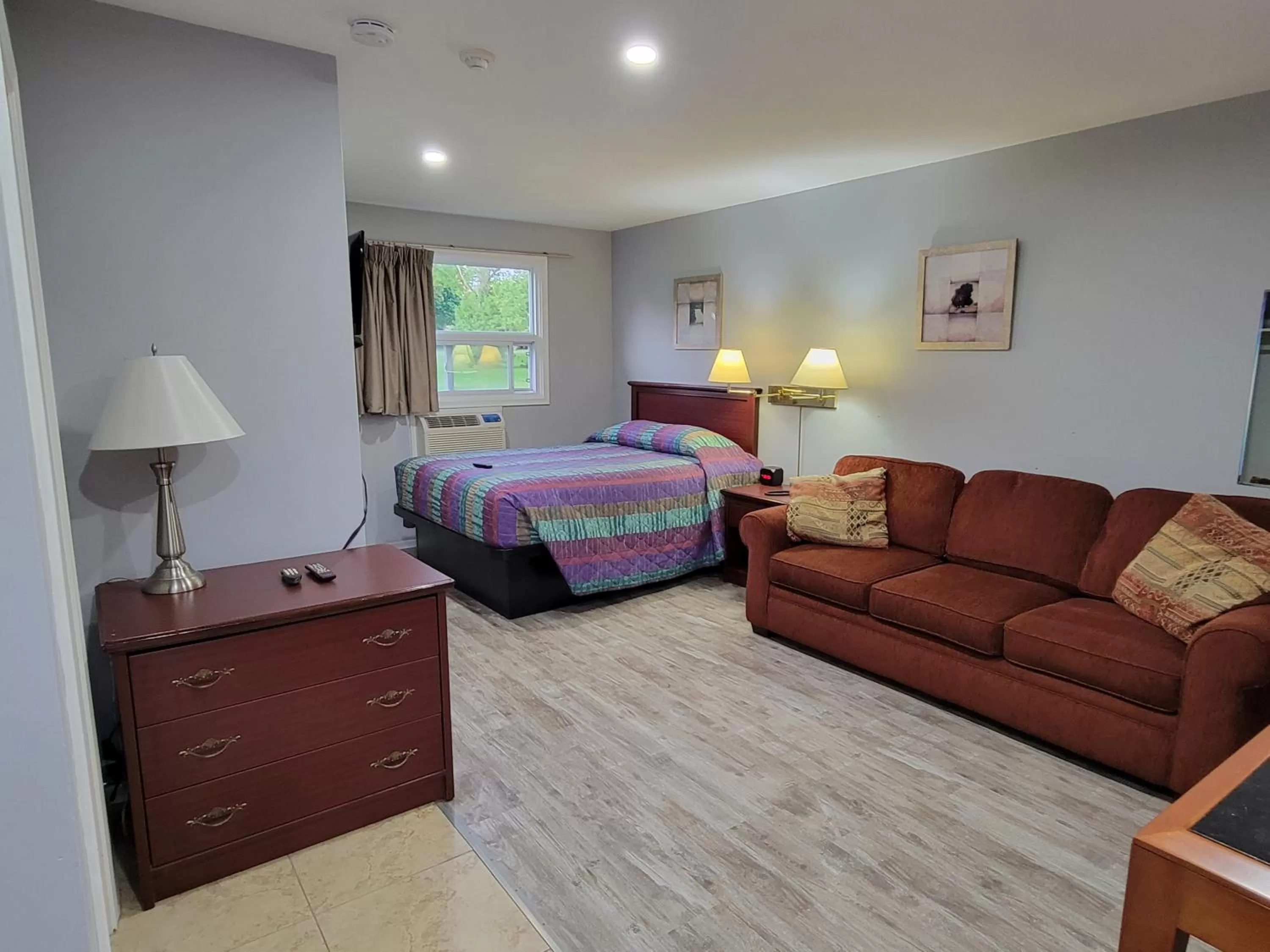 Photo of the whole room in Knights Inn Cobourg