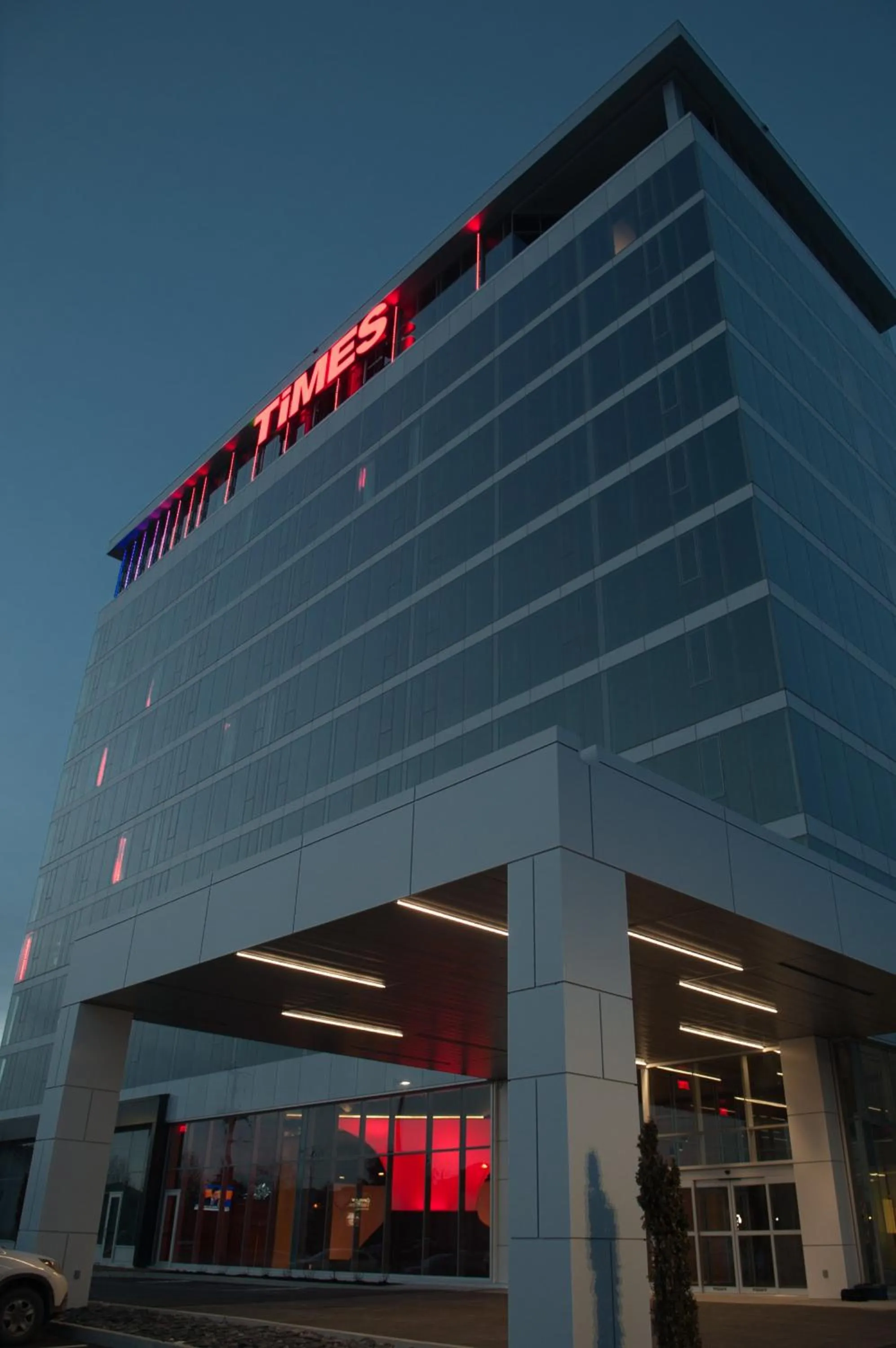 Facade/entrance in Grand Times Hotel Drummondville