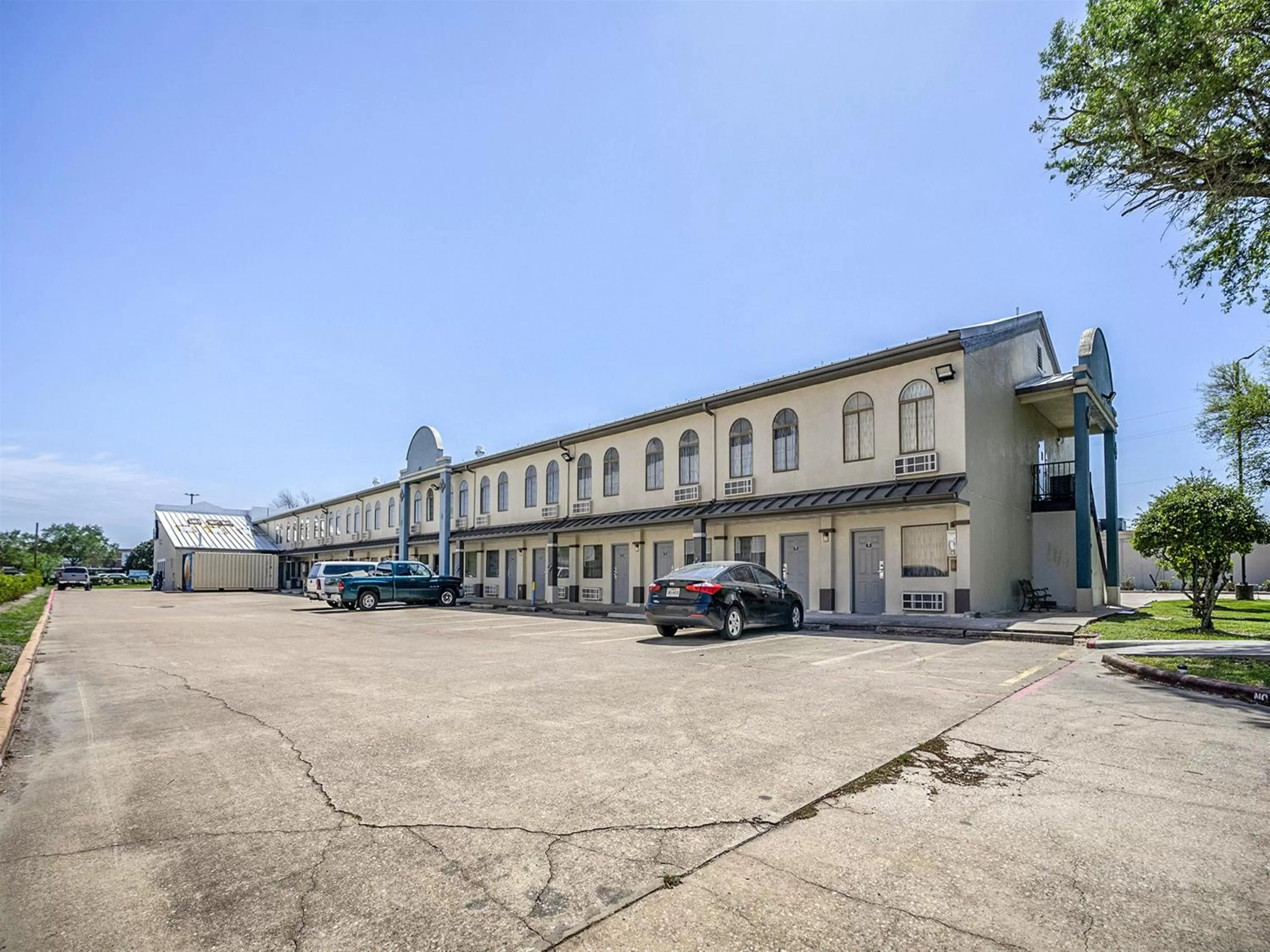 Days Inn & Suites by Wyndham Webster NASA-ClearLake-Houston