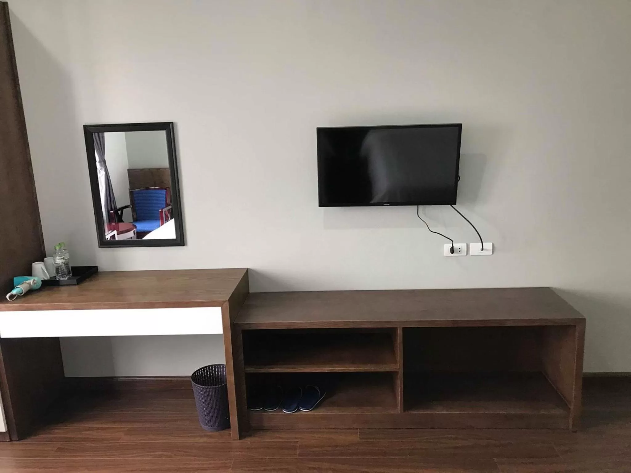 TV/Entertainment Center in LEX HOTEL