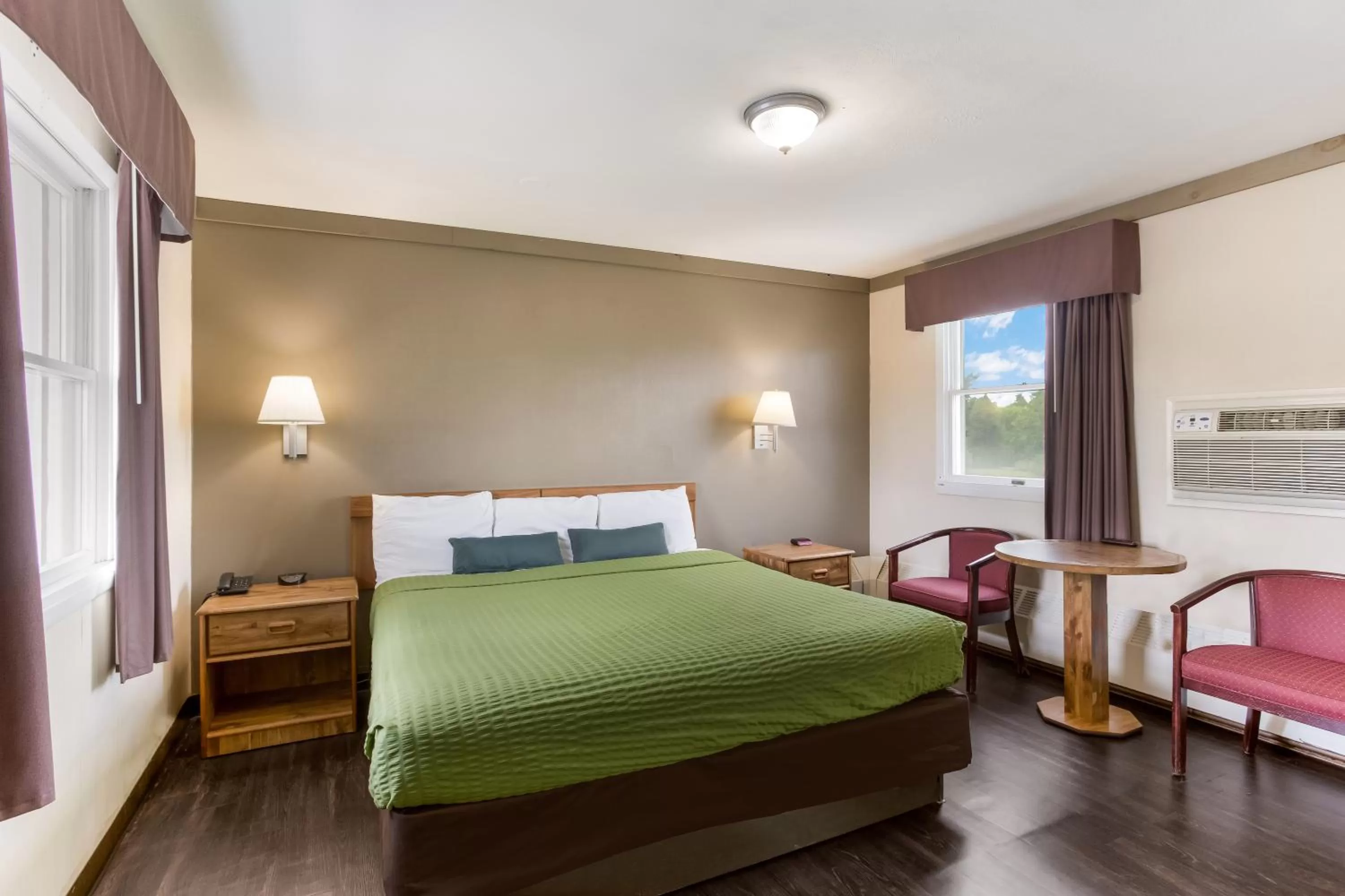 Photo of the whole room, Bed in Malone Inn