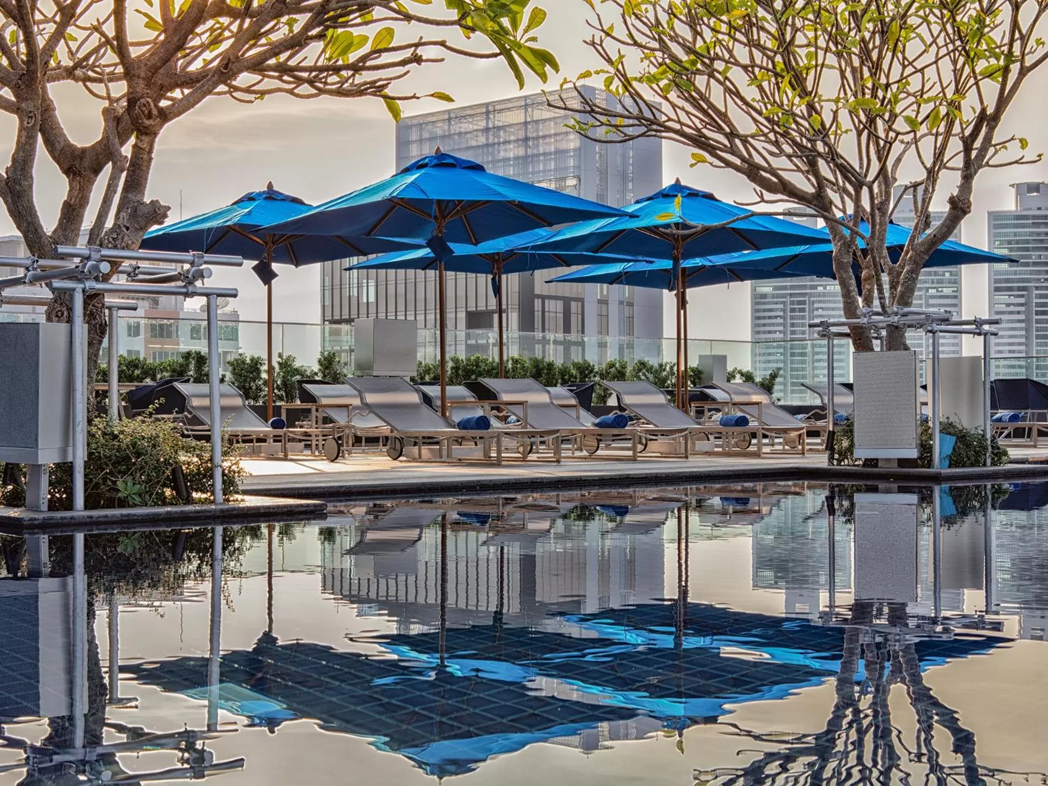 Swimming pool in Mercure Bangkok Sukhumvit 24