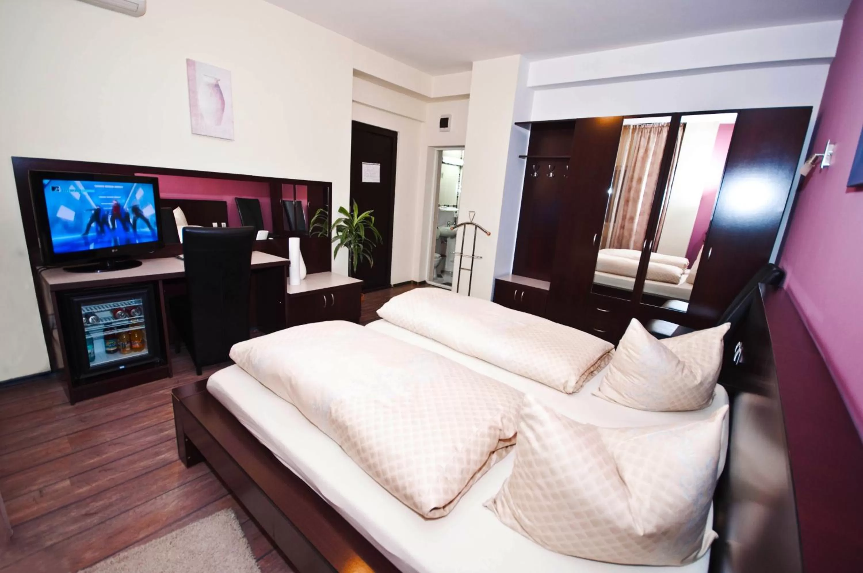 Photo of the whole room, Bed in Hotel Sheriff