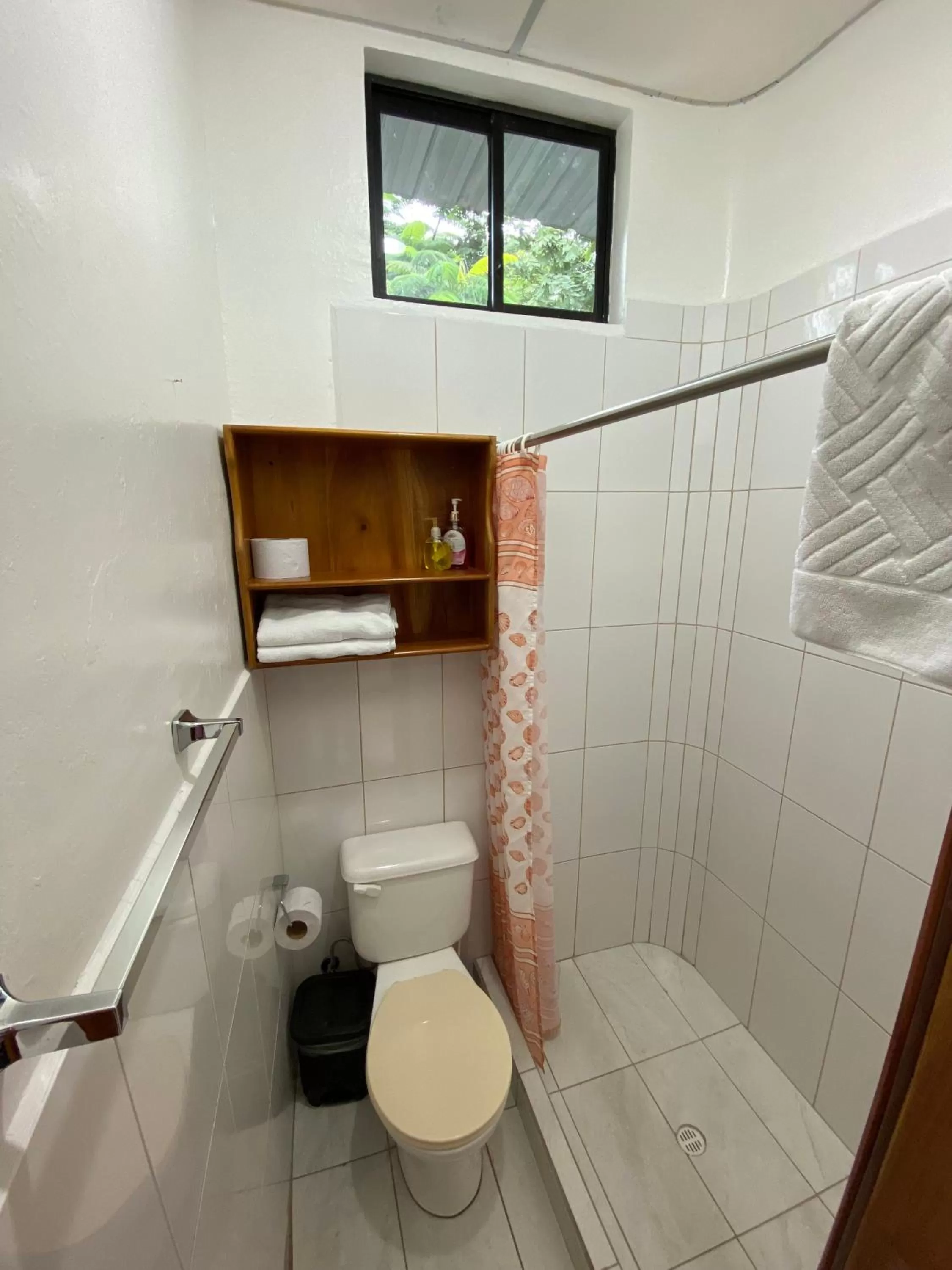 Bathroom in La Peregrina Galapagos B&B