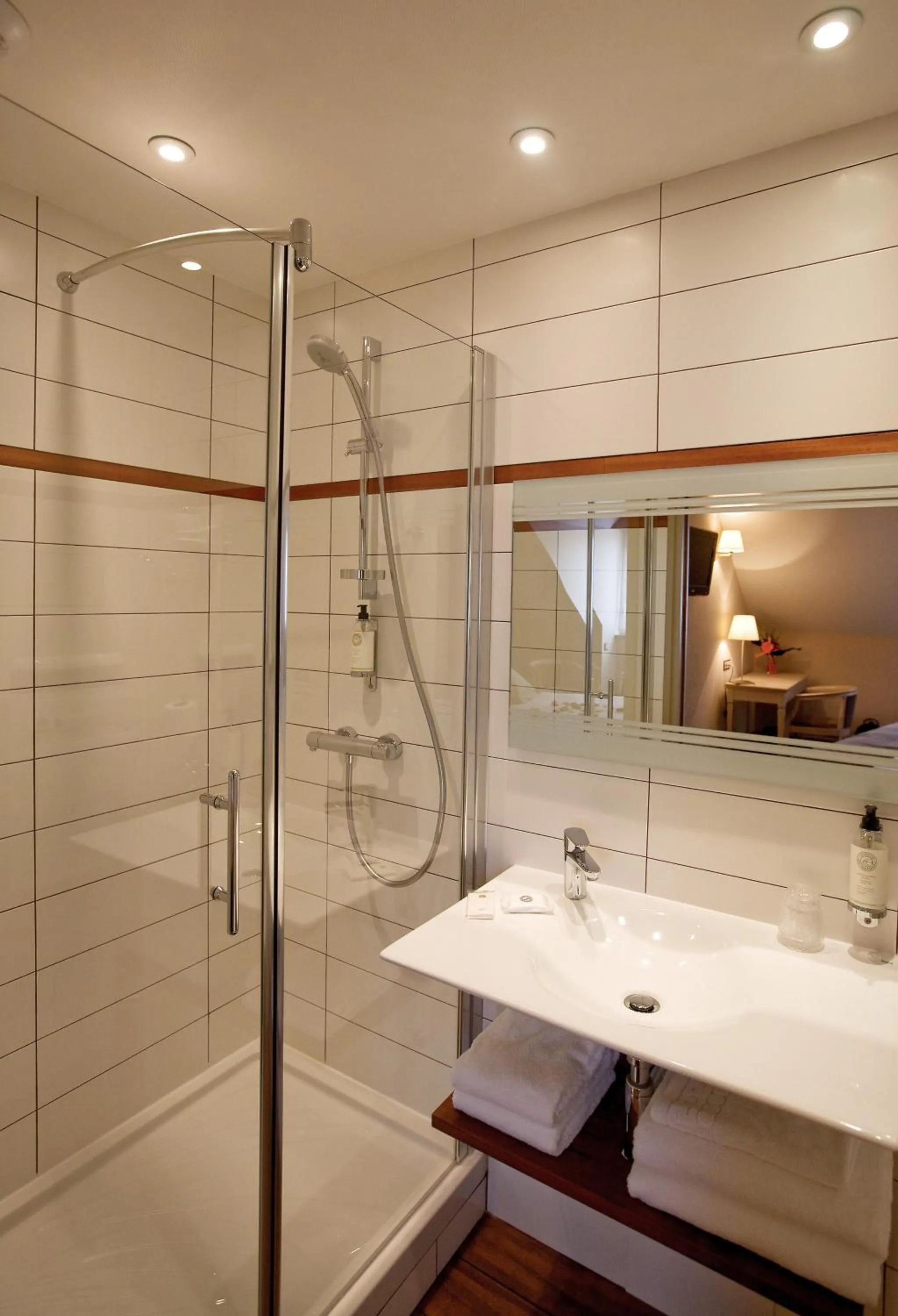 Bathroom in Best Western Le Duguesclin Hôtel-Restaurant