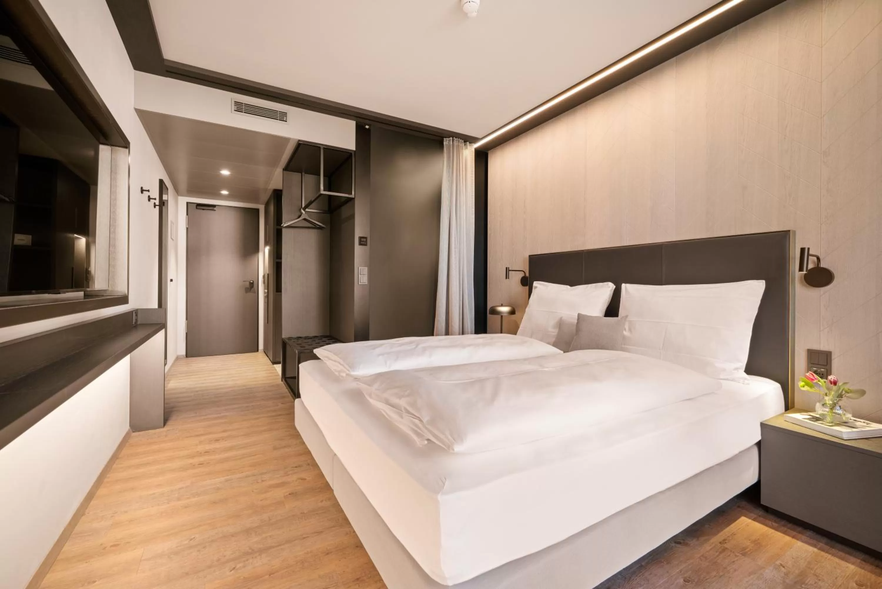 Photo of the whole room, Bed in Lukullum