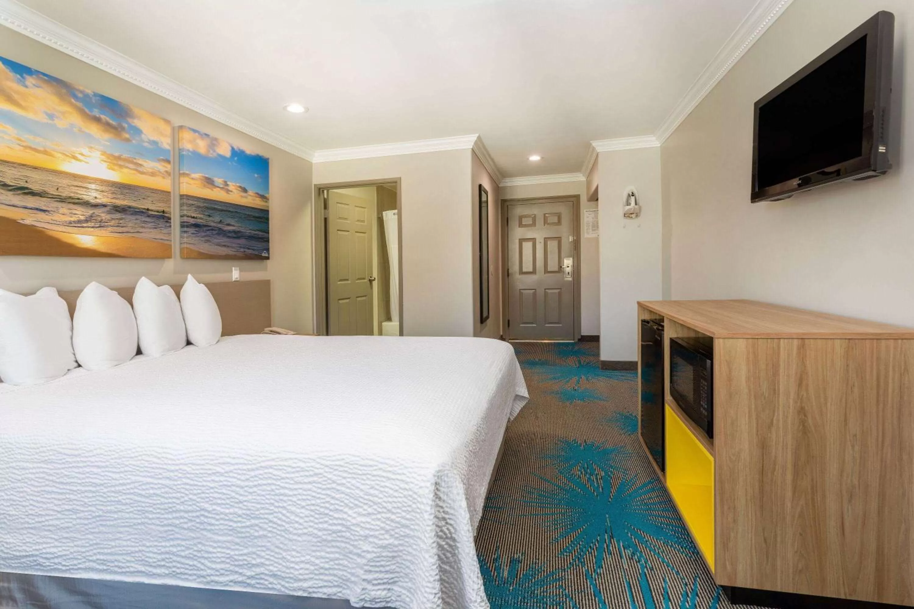 Bed in Days Inn by Wyndham Santa Monica