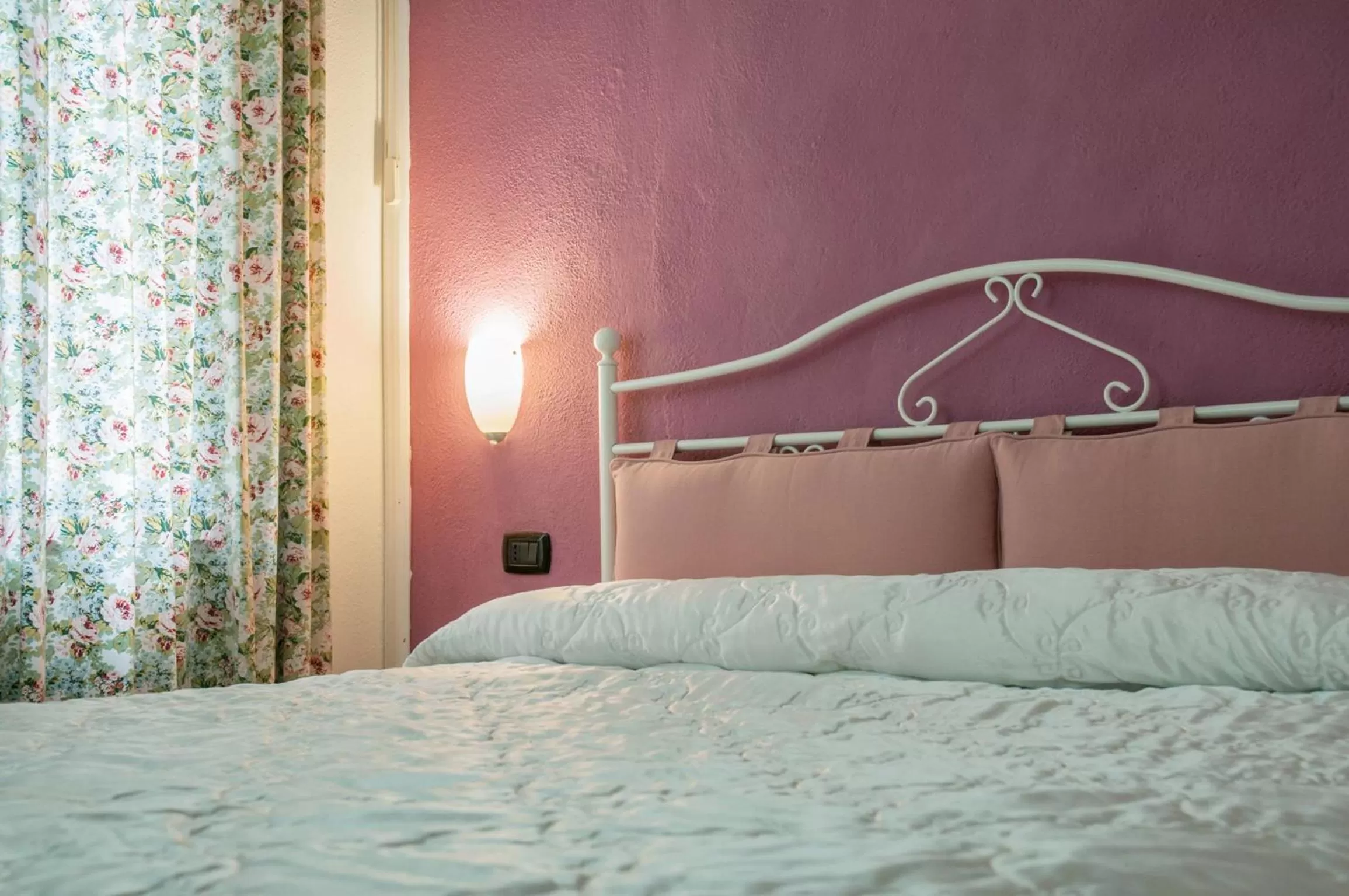 Shower, Bed in Hotel Annabelle