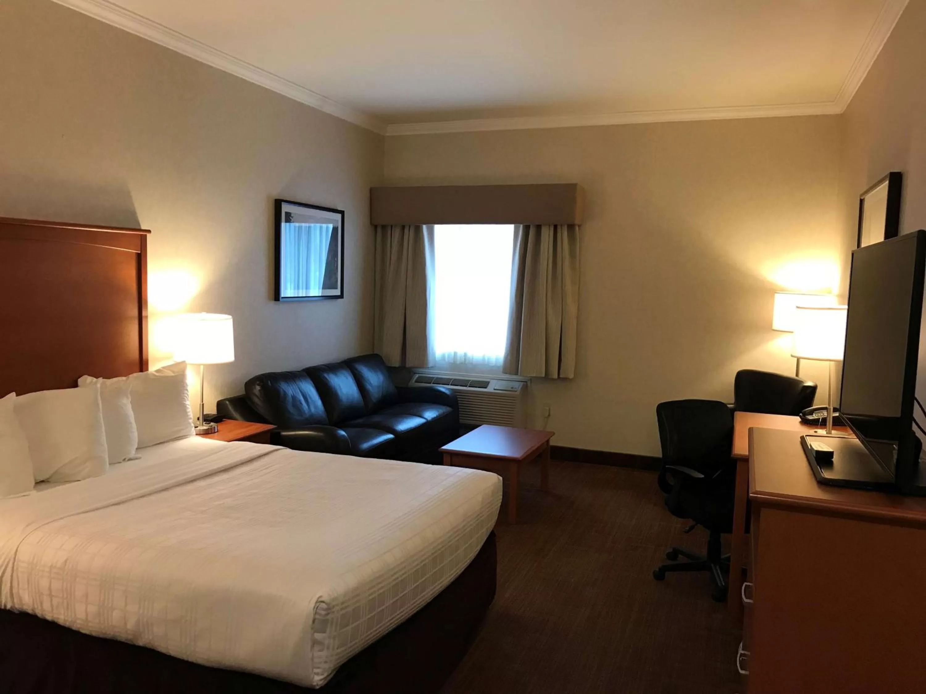 Photo of the whole room, Bed in Best Western Thunder Bay Crossroads