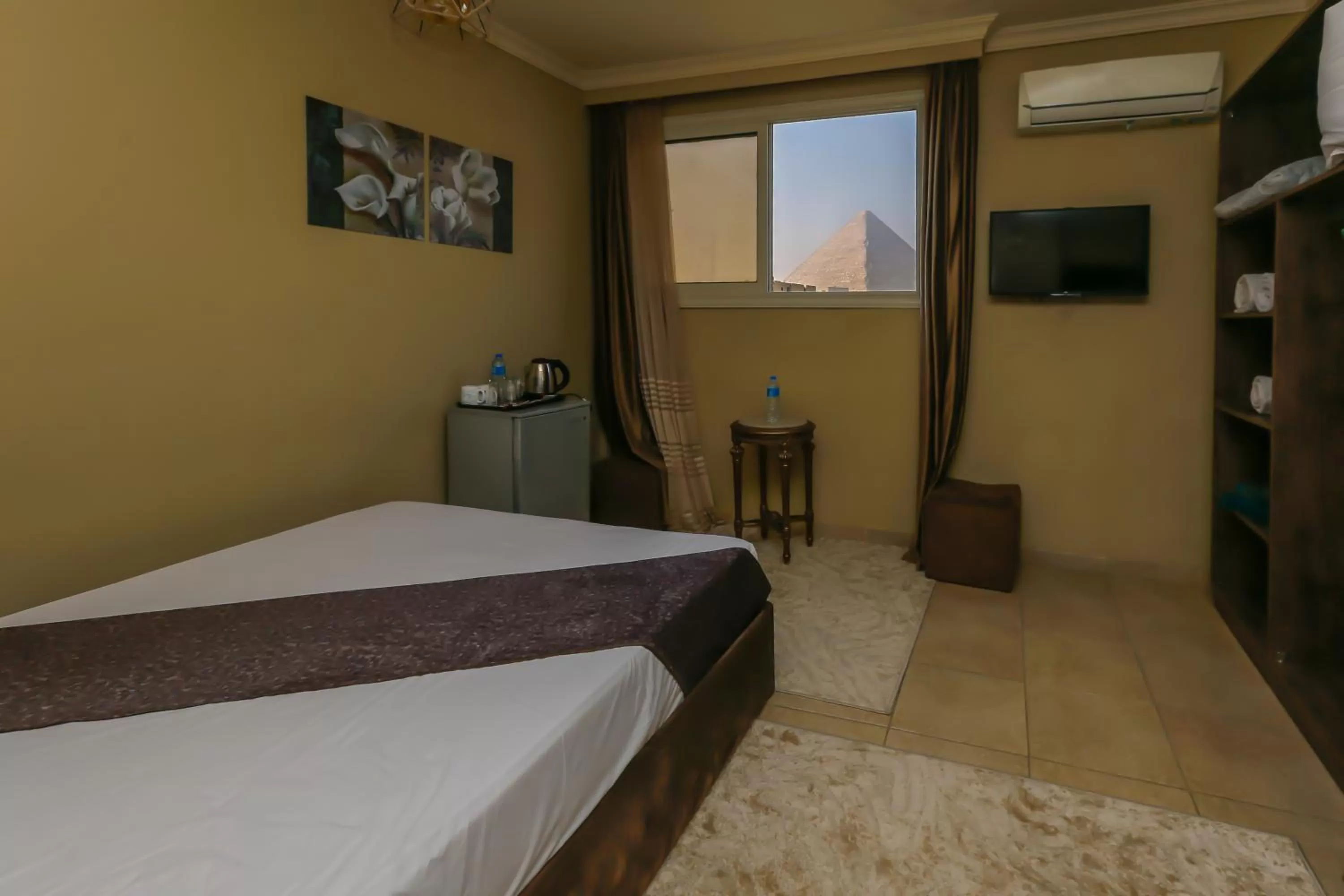 Communal lounge/ TV room, Bed in King Cheops Inn - Pyramid View