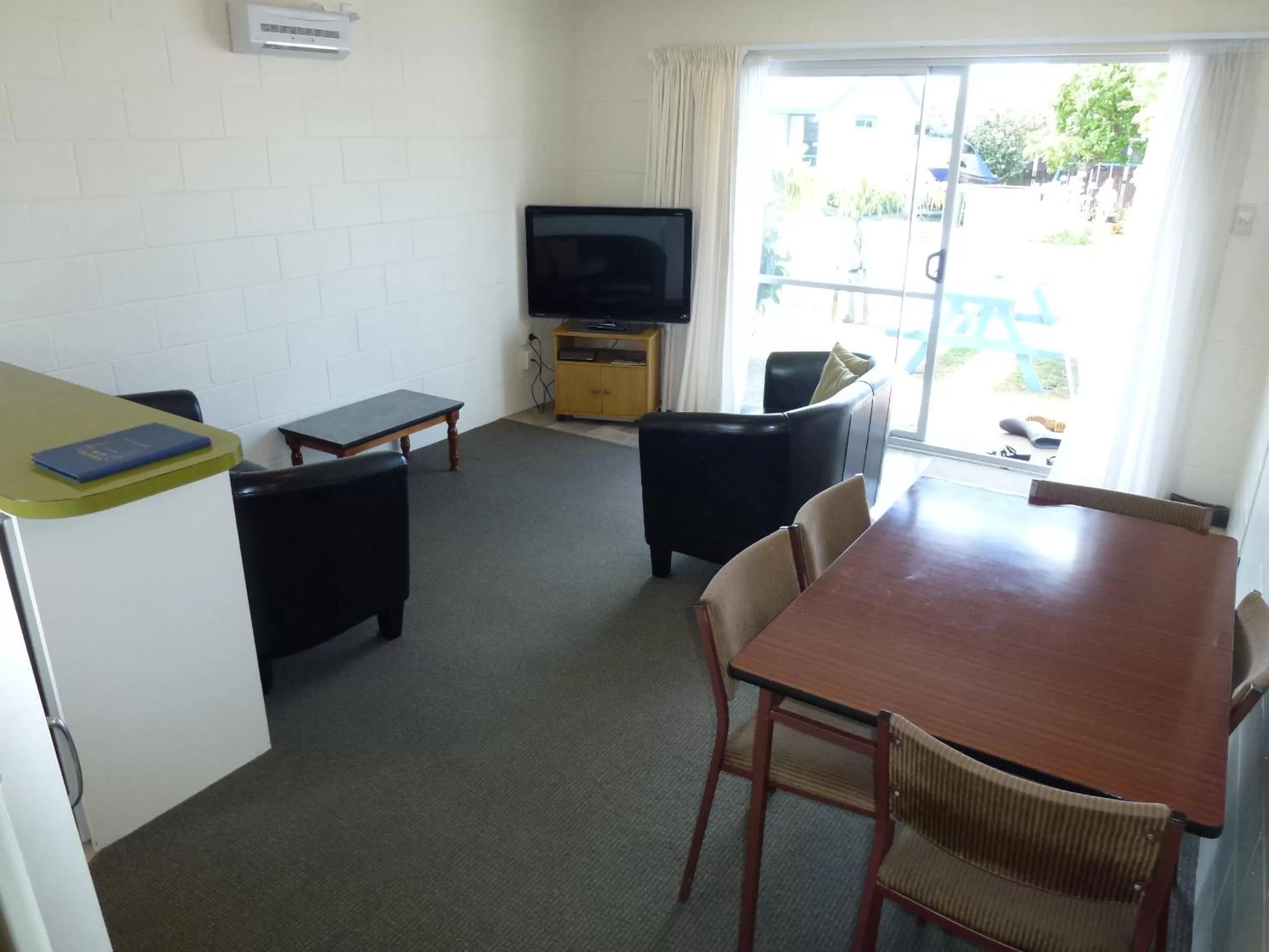 Photo of the whole room, Dining Area in Mana-Nui Motel