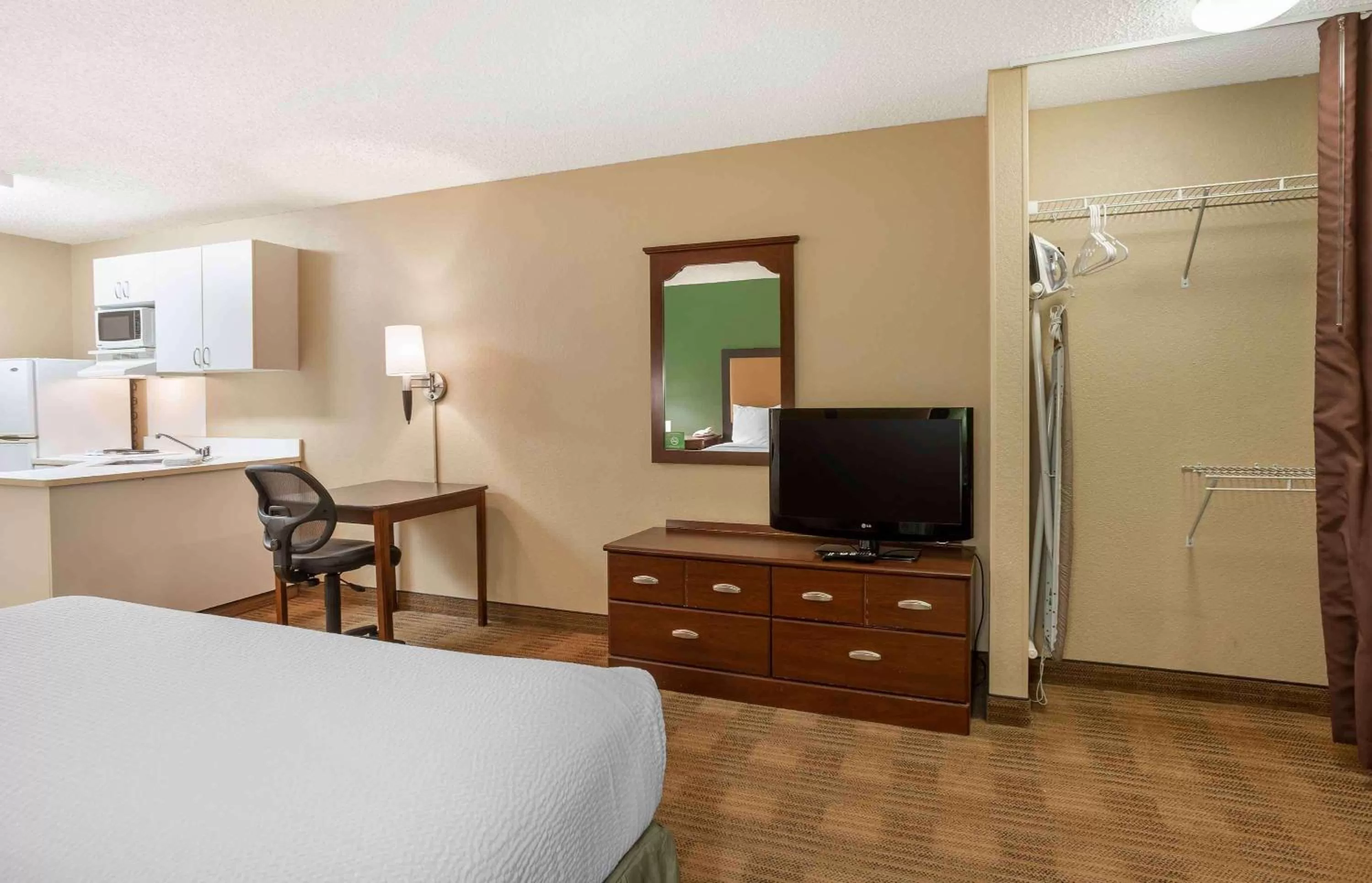 Bedroom, Bed in Extended Stay America Select Suites - Columbia - Stadium Blvd