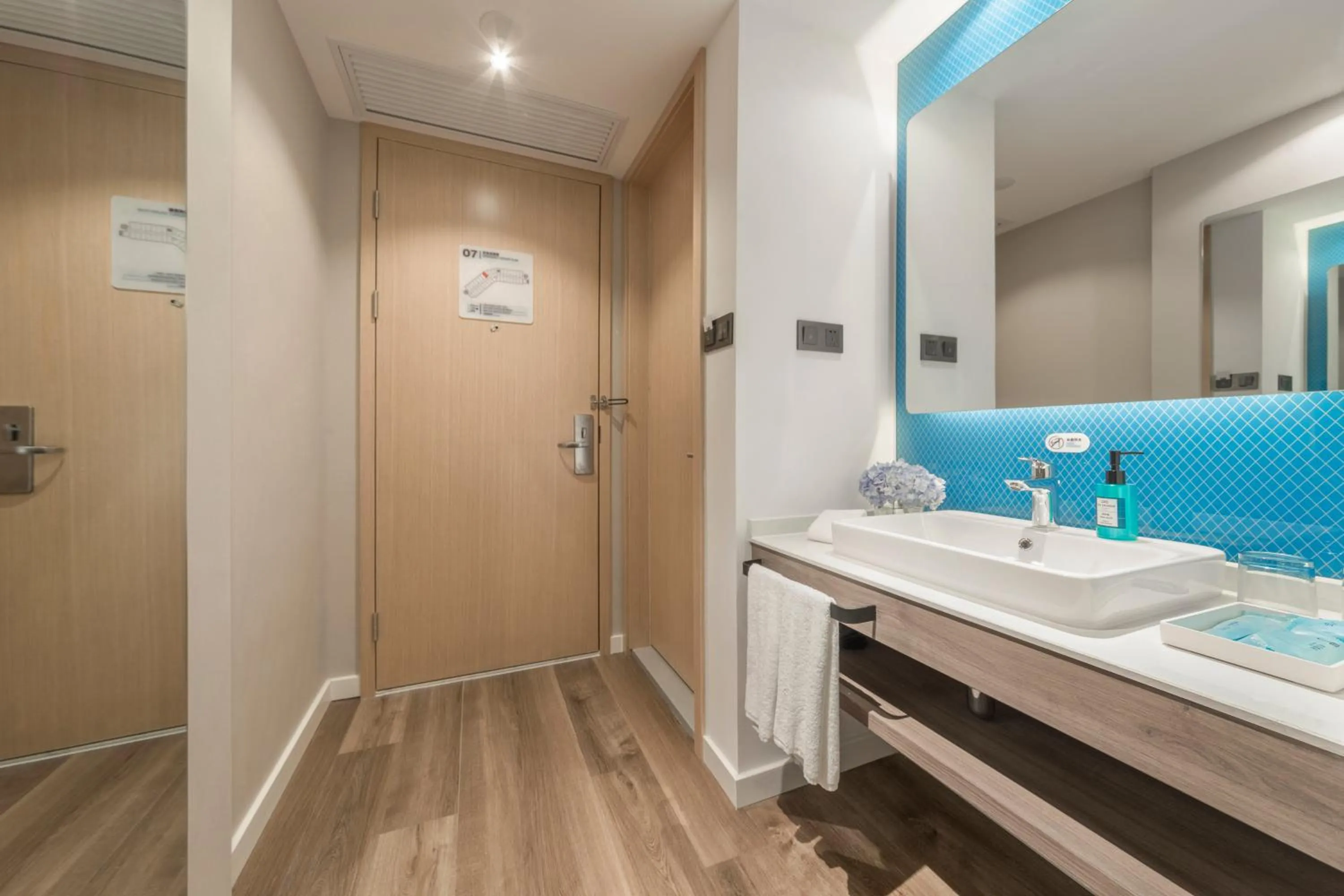 Photo of the whole room in Holiday Inn Express Shanghai Jiading Center by IHG