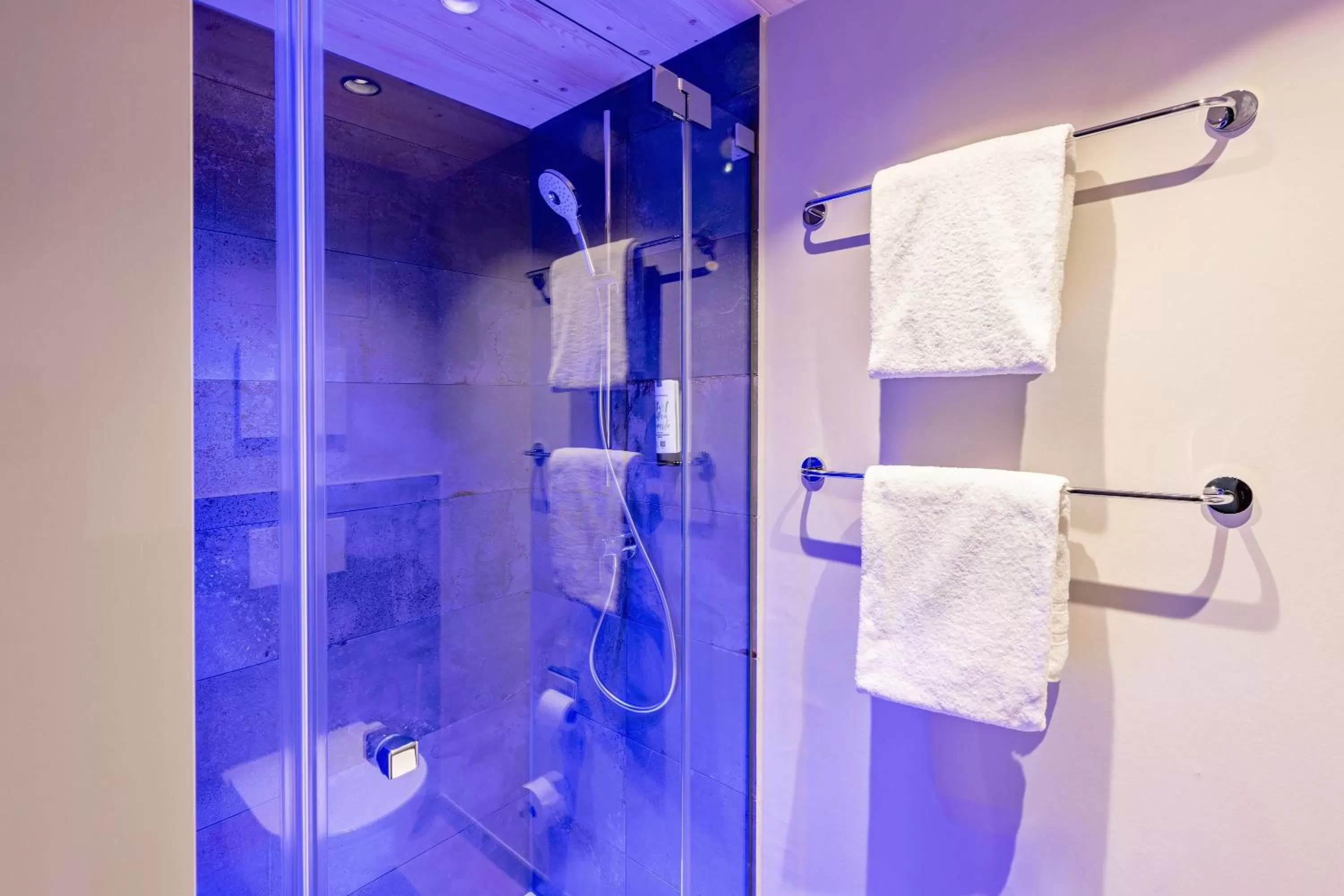 Shower in BOLLWERK Lifestyle Hotel, automatisiertes Hotel mit Self Check In