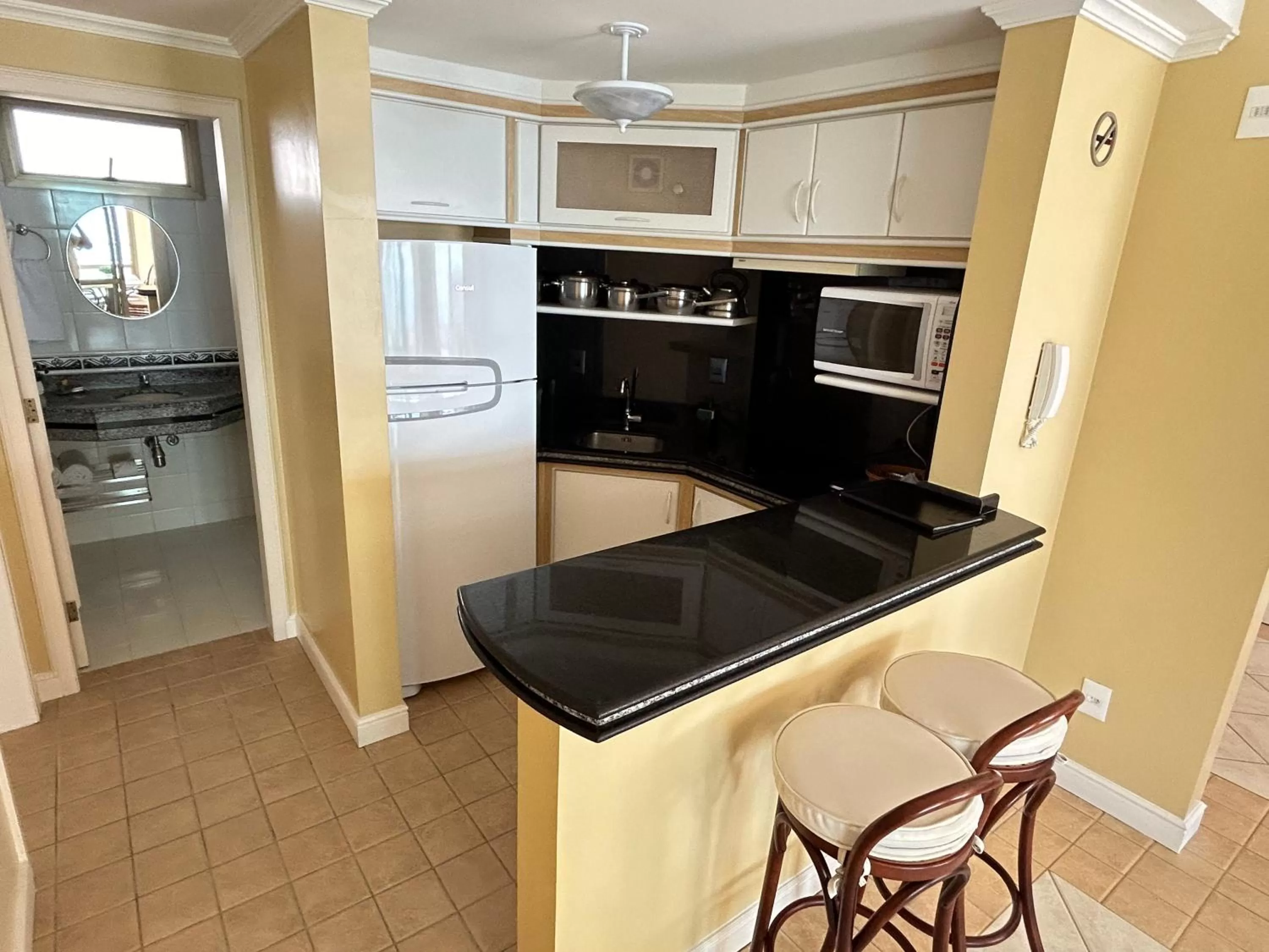 Kitchen or kitchenette, Kitchen/Kitchenette in Golfinhos Apart Hotel