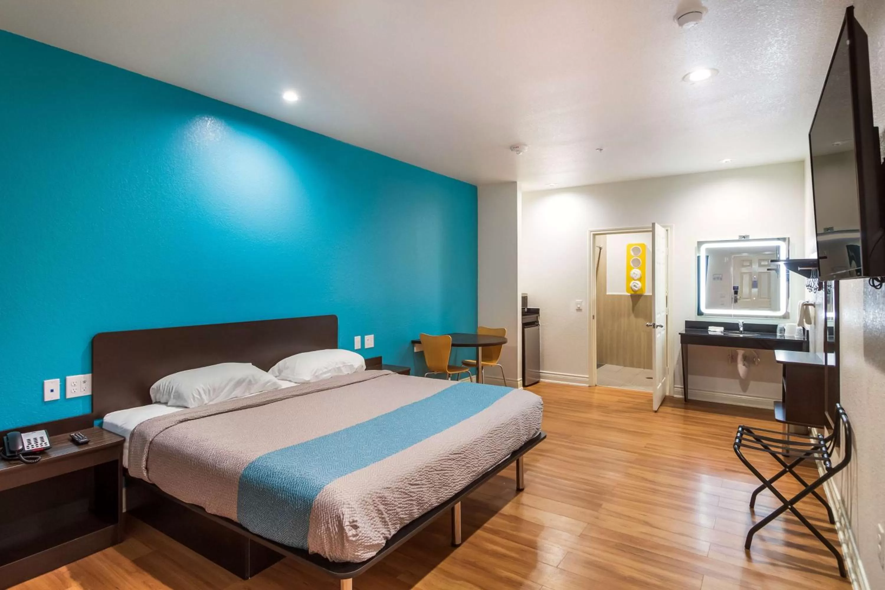 Photo of the whole room, Bed in Motel 6-Houston, TX - North