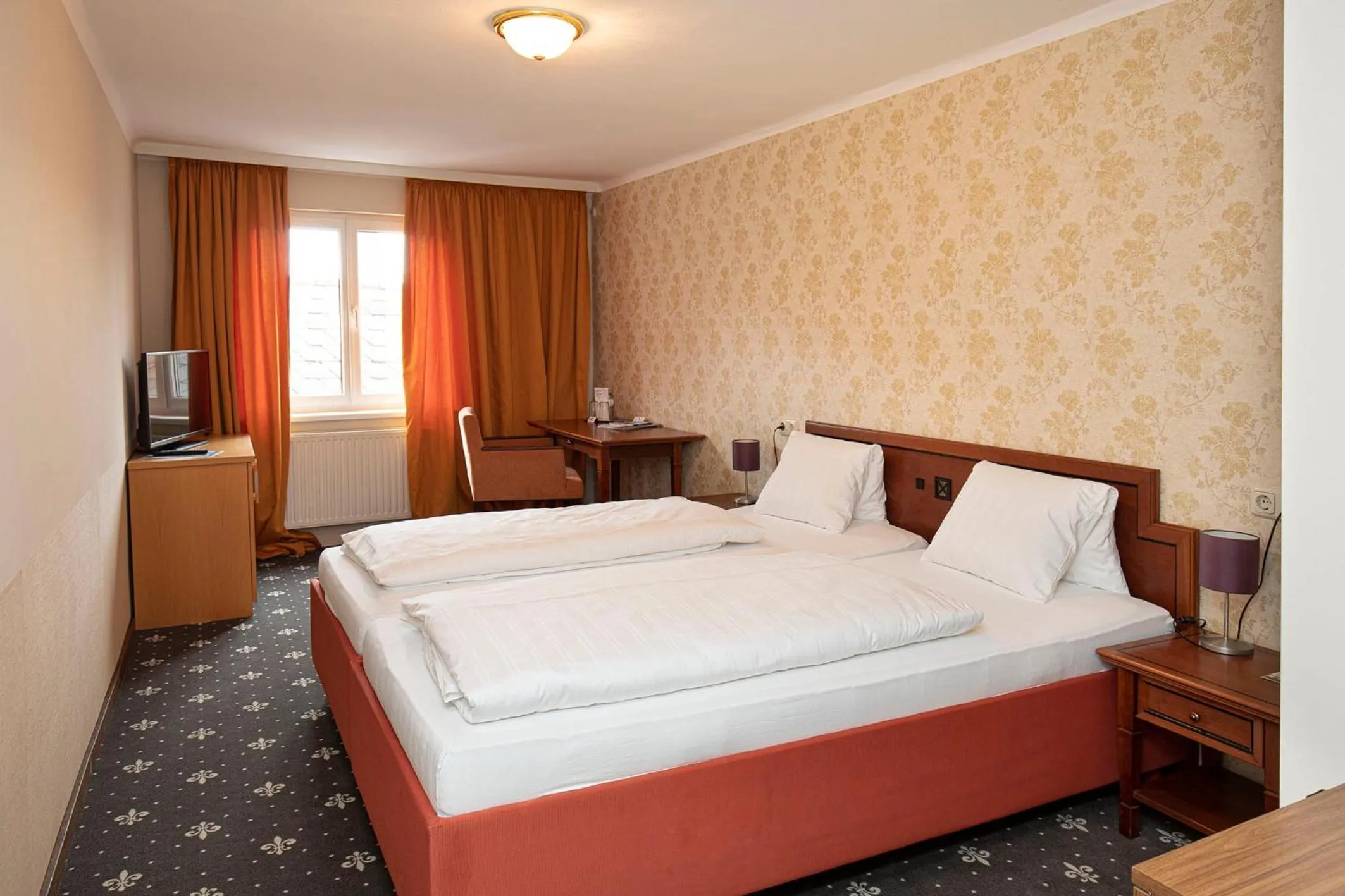 Bed in Keramikhotel Goldener Brunnen