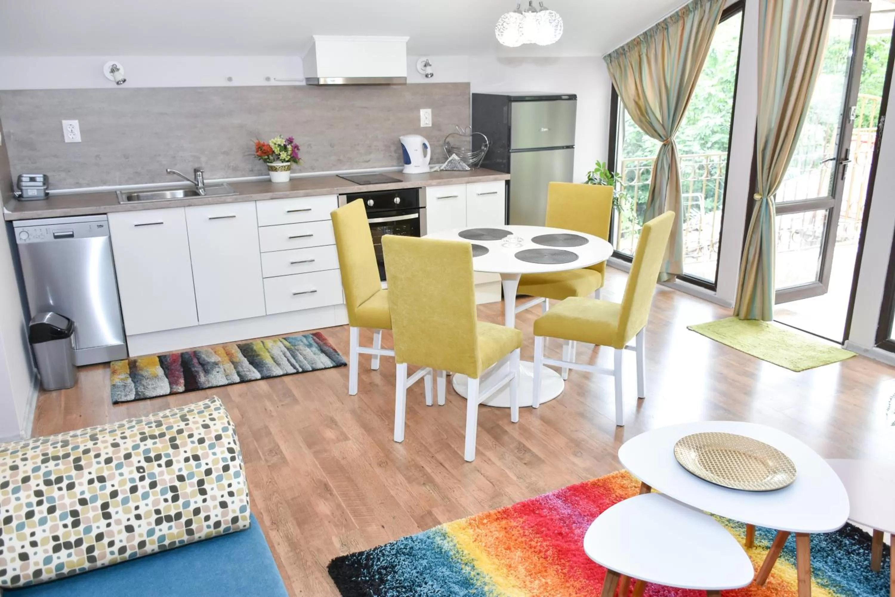 Coffee/tea facilities, Kitchen/Kitchenette in White Rose Family Guest House