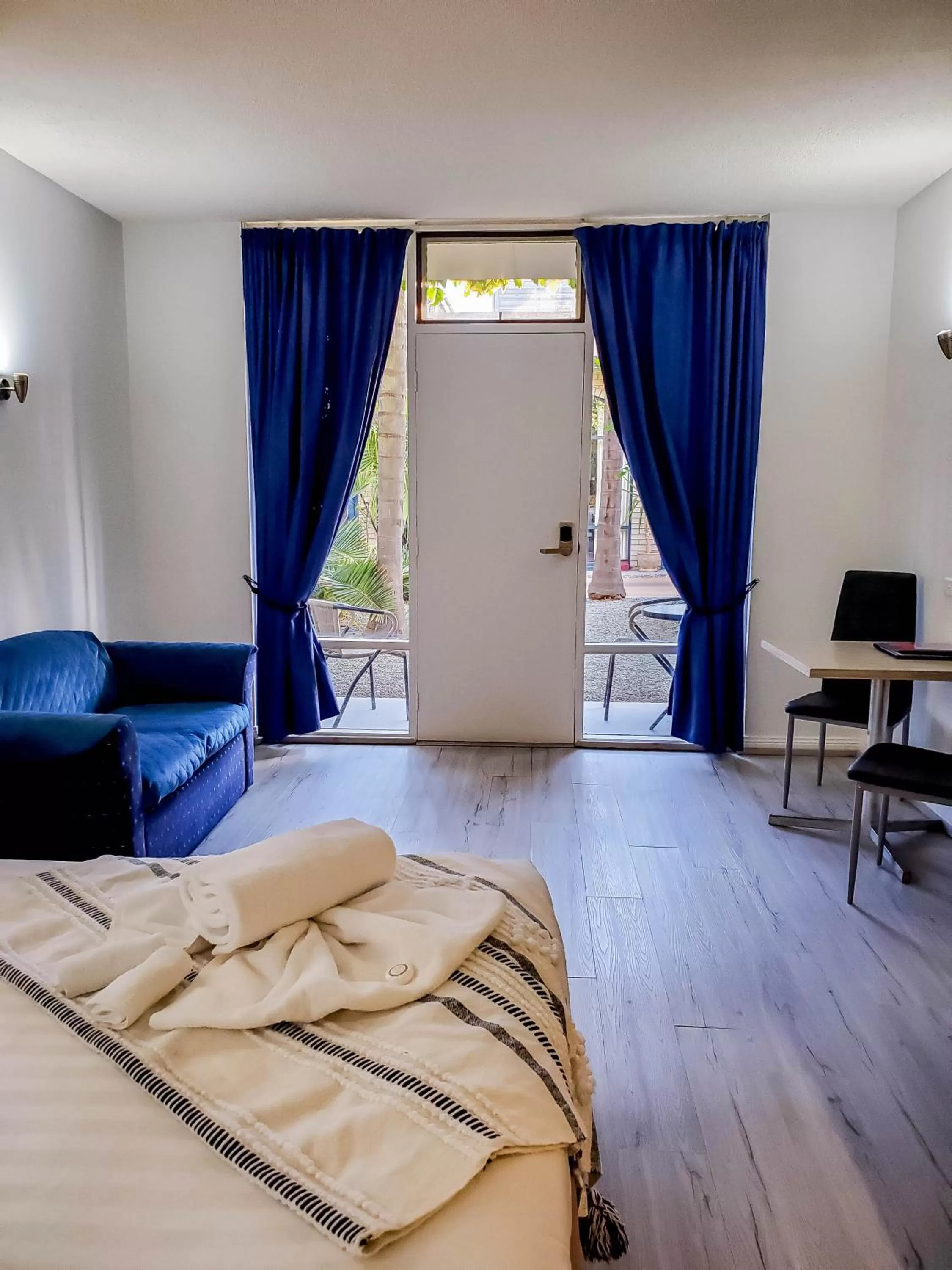 Photo of the whole room, Bed in Sandors Motor Inn