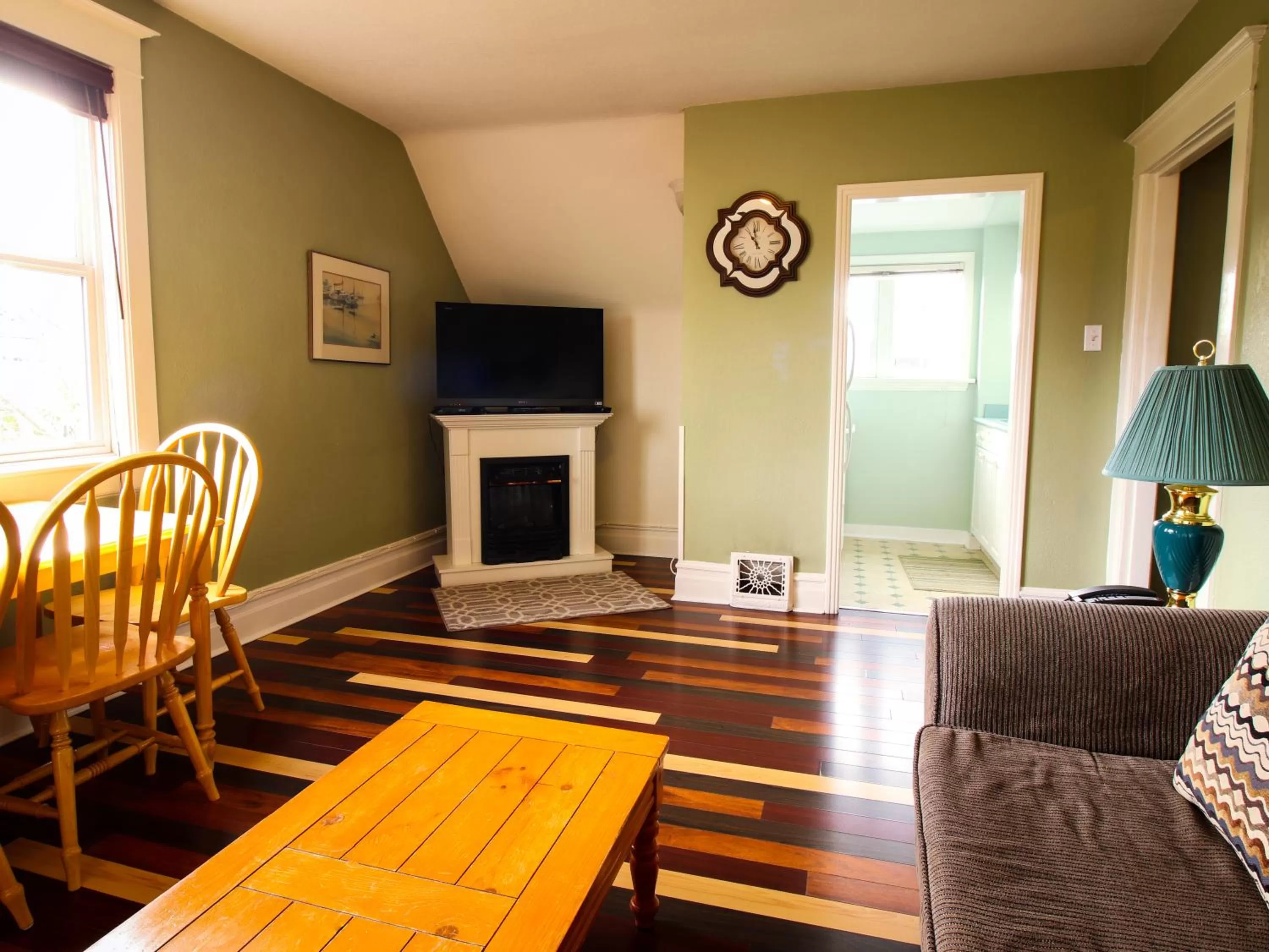 TV and multimedia in James Bay Inn Hotel, Suites & Cottage