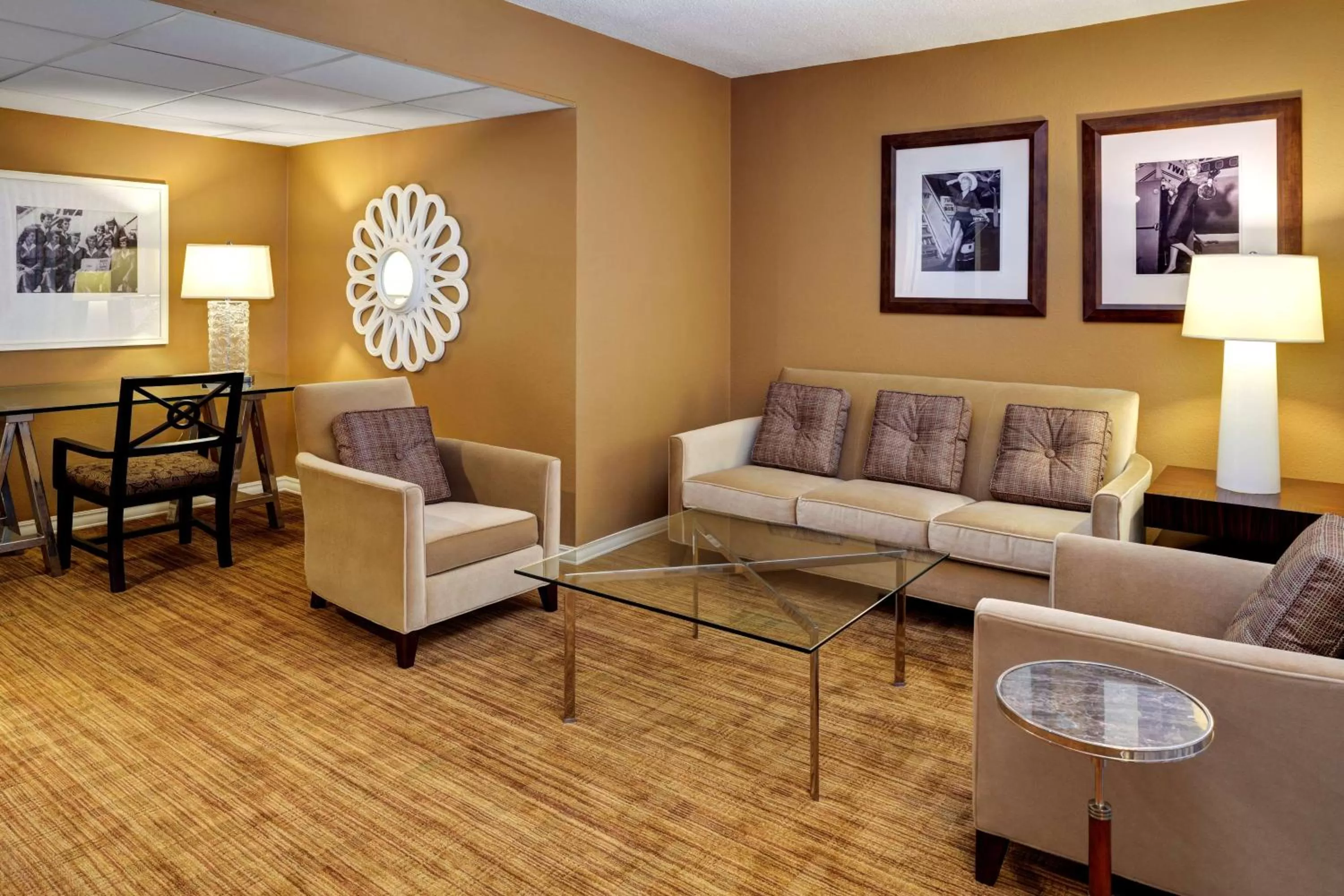 Living room in Hilton St. Louis Airport