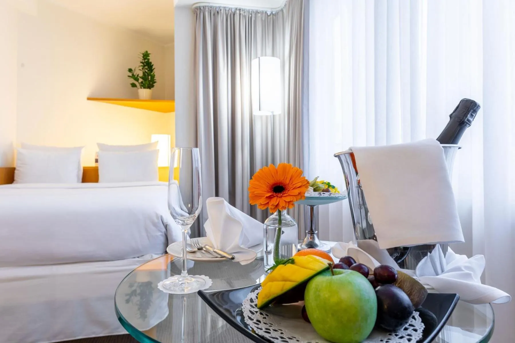 Shower, Drinks in Novotel Mainz