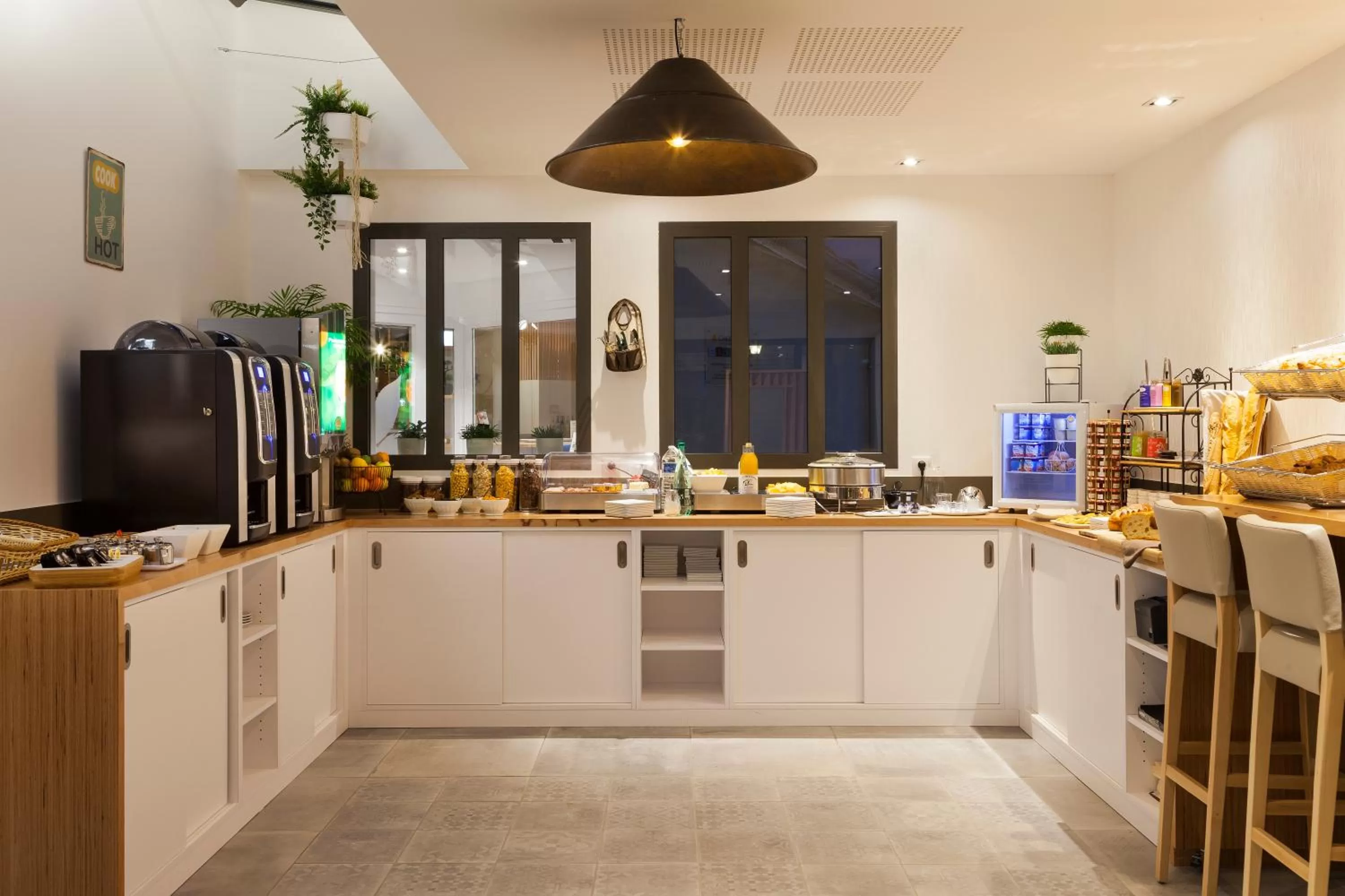 Communal kitchen in The Originals City, Hôtel Limoges Sud Feytiat