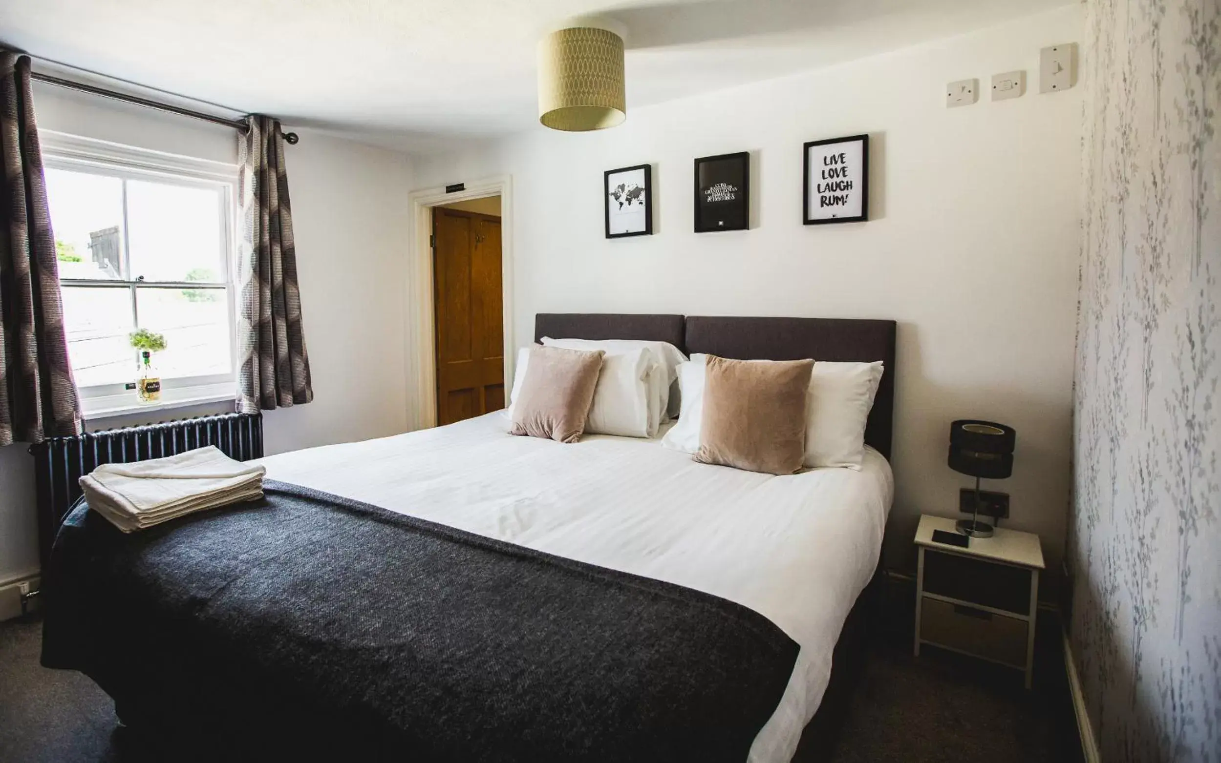 Deluxe Double or Twin Room in No8 Chepstow Deluxe Double or Twin Room in No8 Chepstow