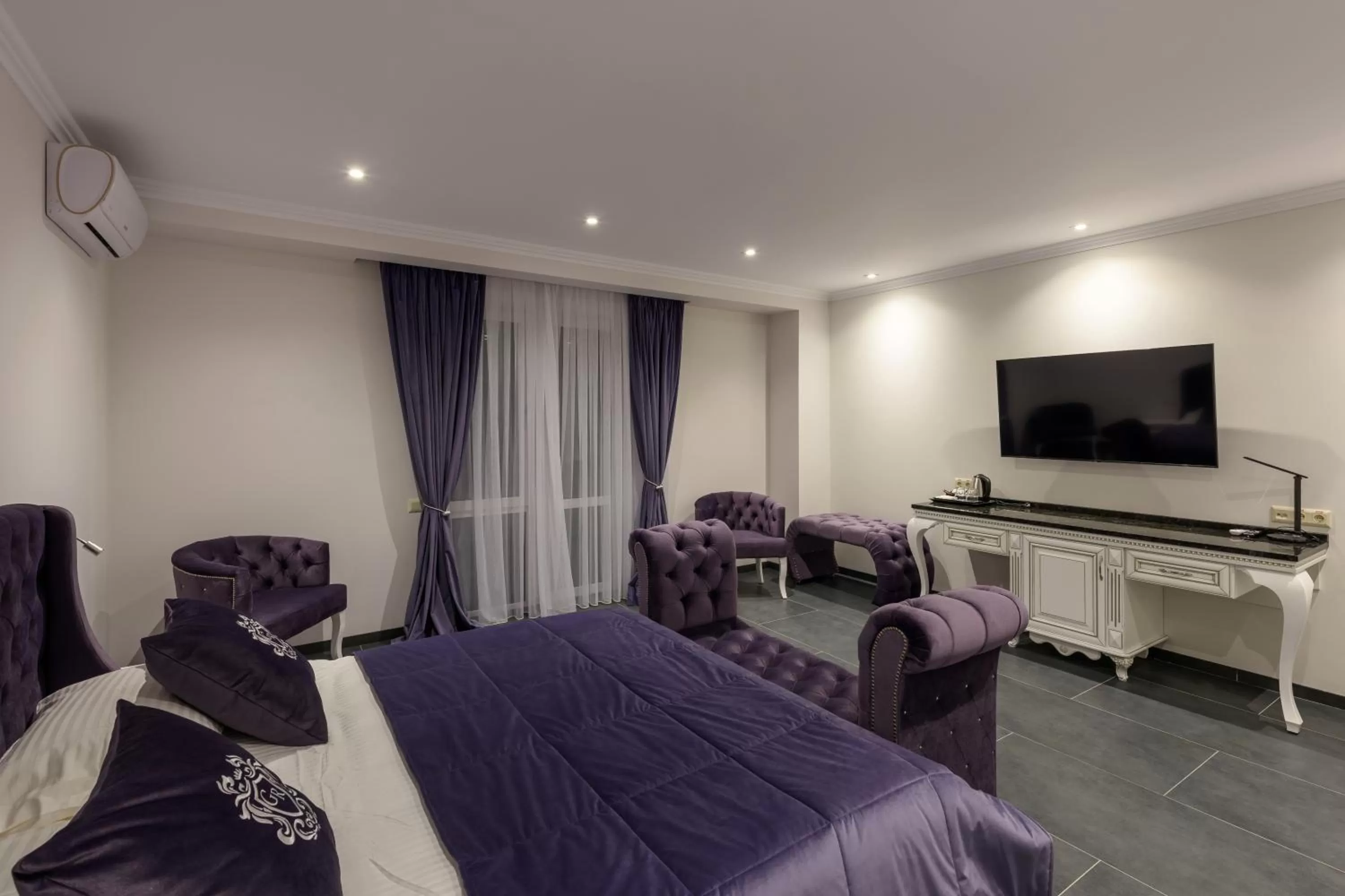 Photo of the whole room, Bed in Grand Royal