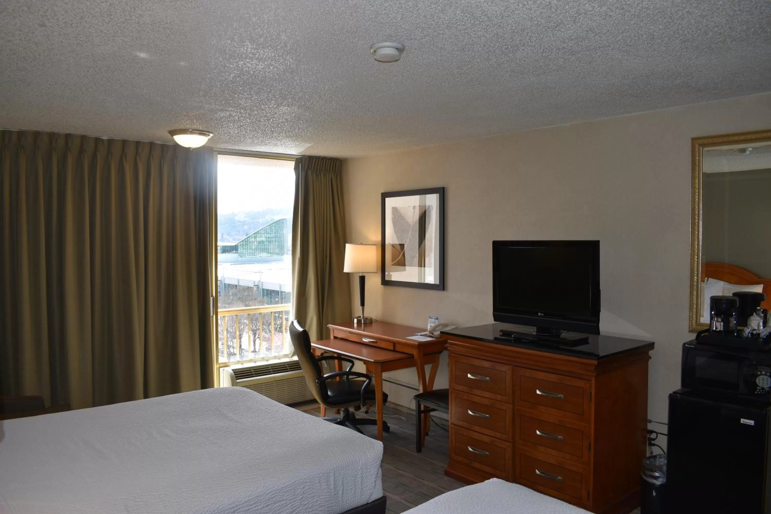 City view, Bed in Inn at the Convention Center