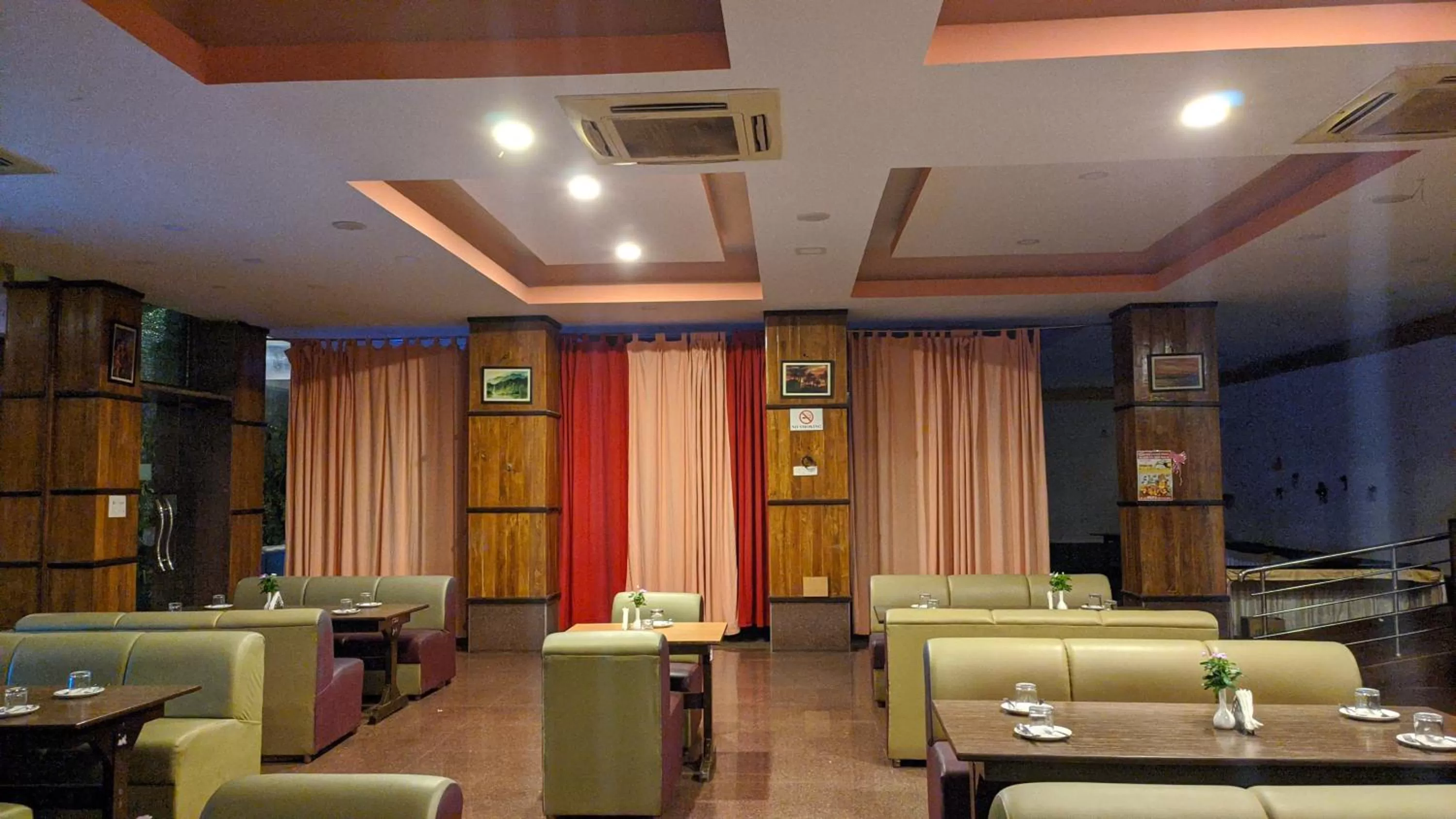 Restaurant/places to eat in Kanthi Resorts Badami