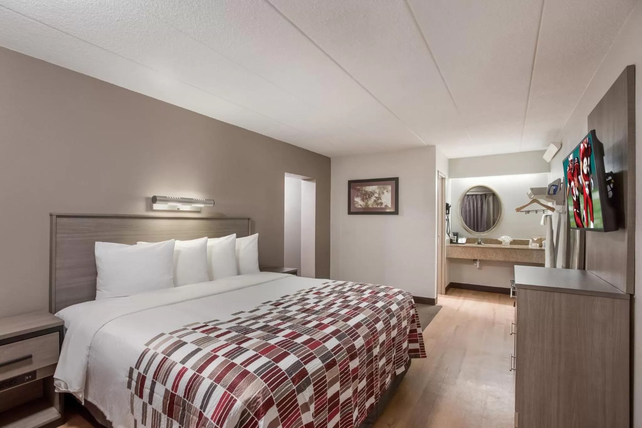 Photo of the whole room, Bed in Red Roof Inn Philadelphia - Trevose