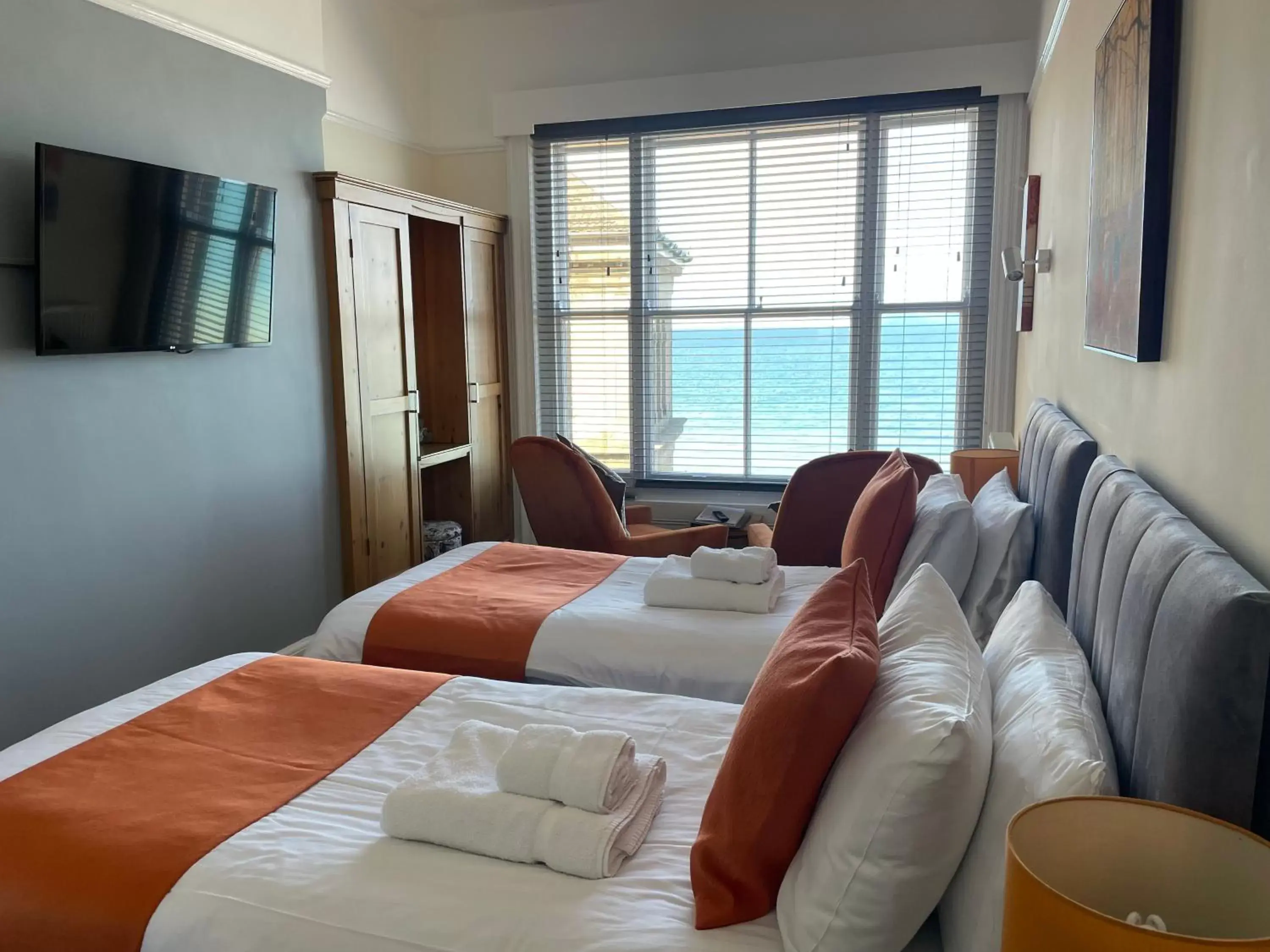Twin Room with Sea View in The Red Lion Hotel Twin Room with Sea View in The Red Lion Hotel
