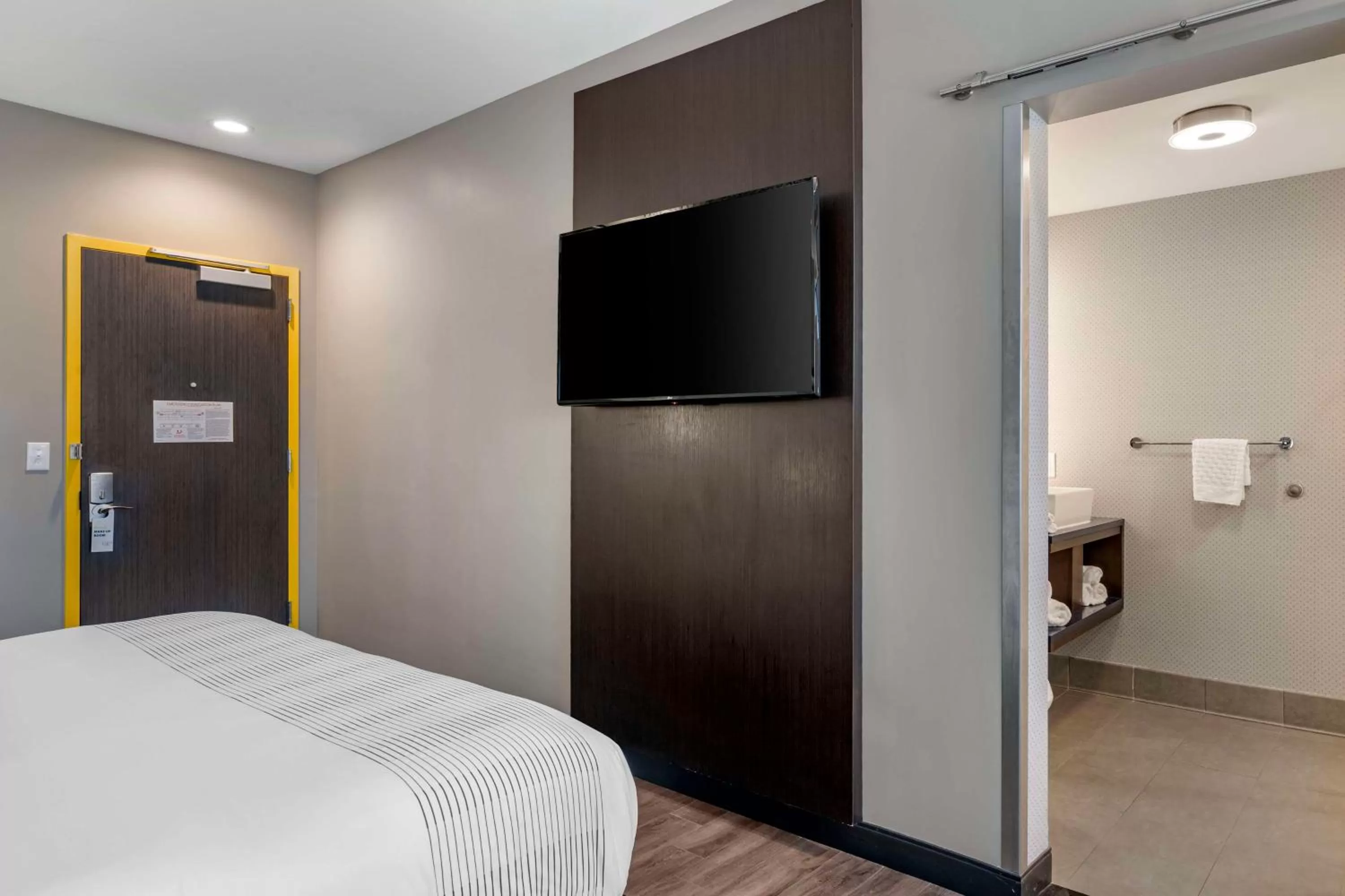 Bedroom, Bed in GLō Best Western Savannah-Gateway I-95