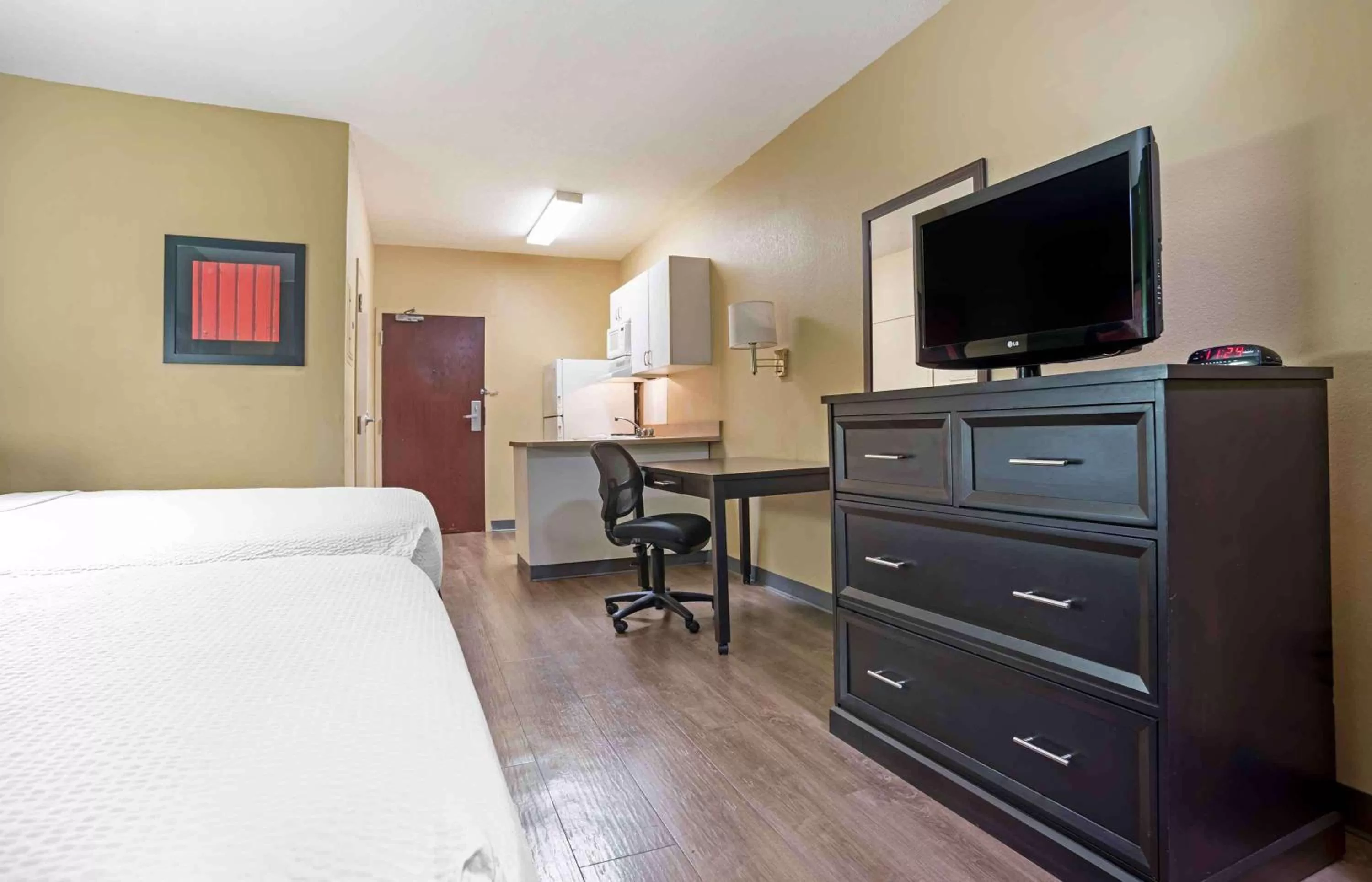 Bedroom, Bed in Extended Stay America Select Suites - Baton Rouge - Citiplace