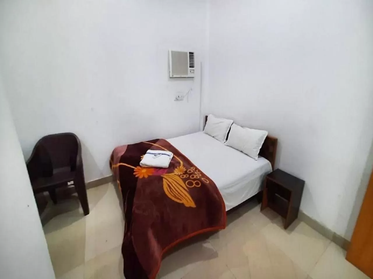 Bed in STAYMAKER Hotel Raj Ganga