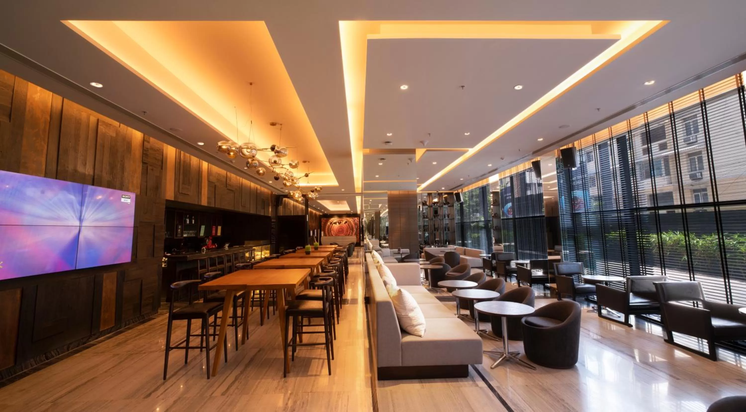 Restaurant/places to eat in Novotel Chennai Chamiers Road