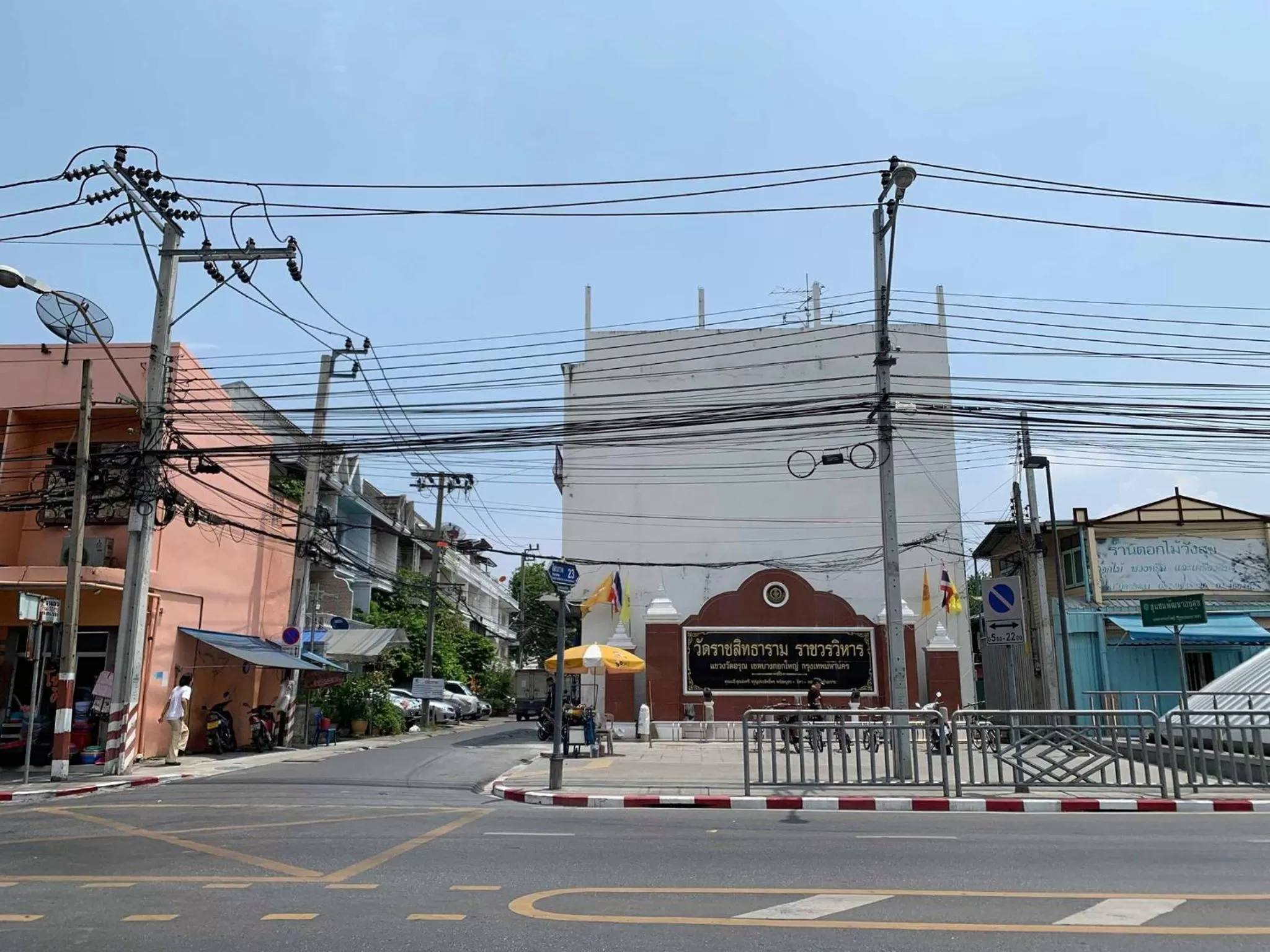 Facade/entrance in Achcha hotel - itsaraphap MRT station - Wat Arun