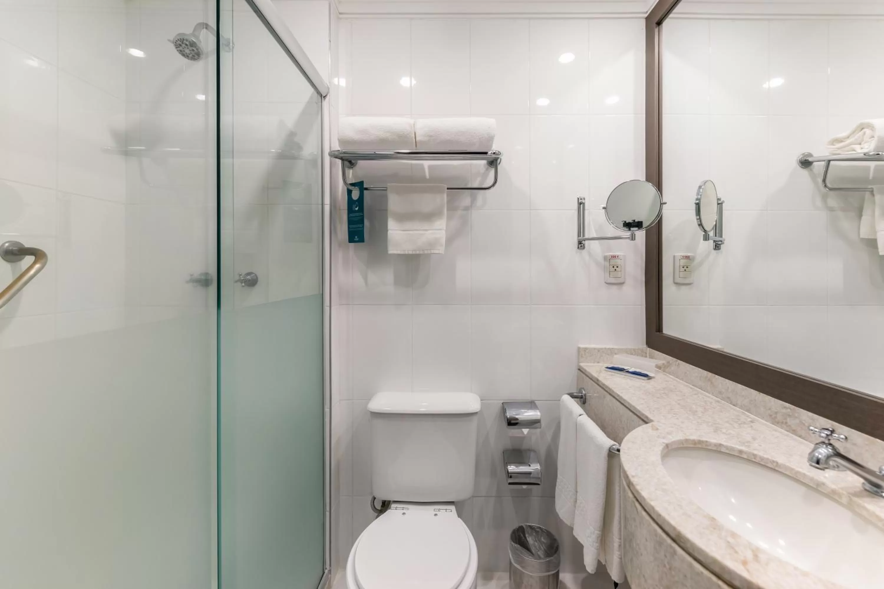 Toilet in Slaviero Guarulhos Aeroporto